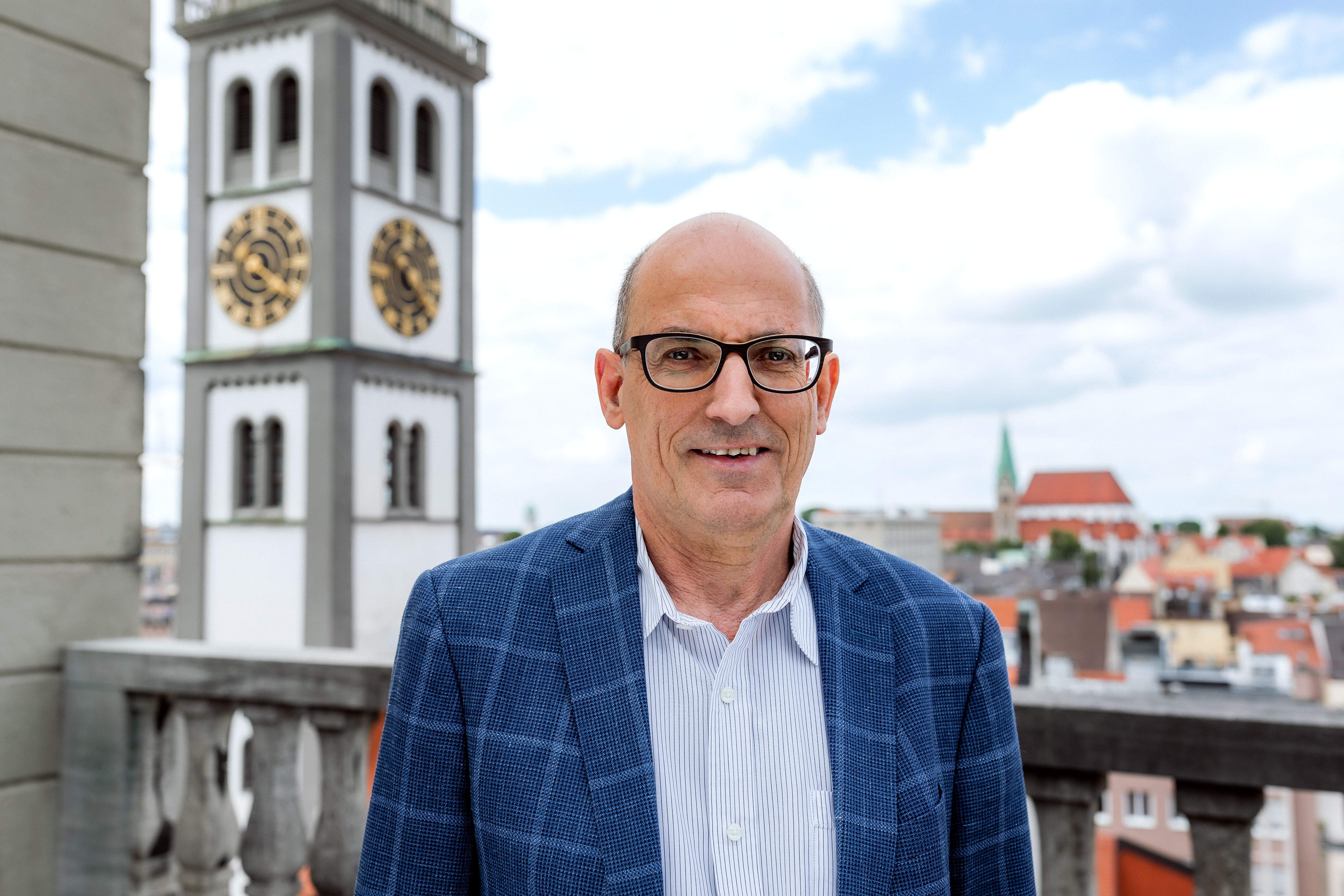 Umweltreferent Reiner Erben vor dem Perlachturm 