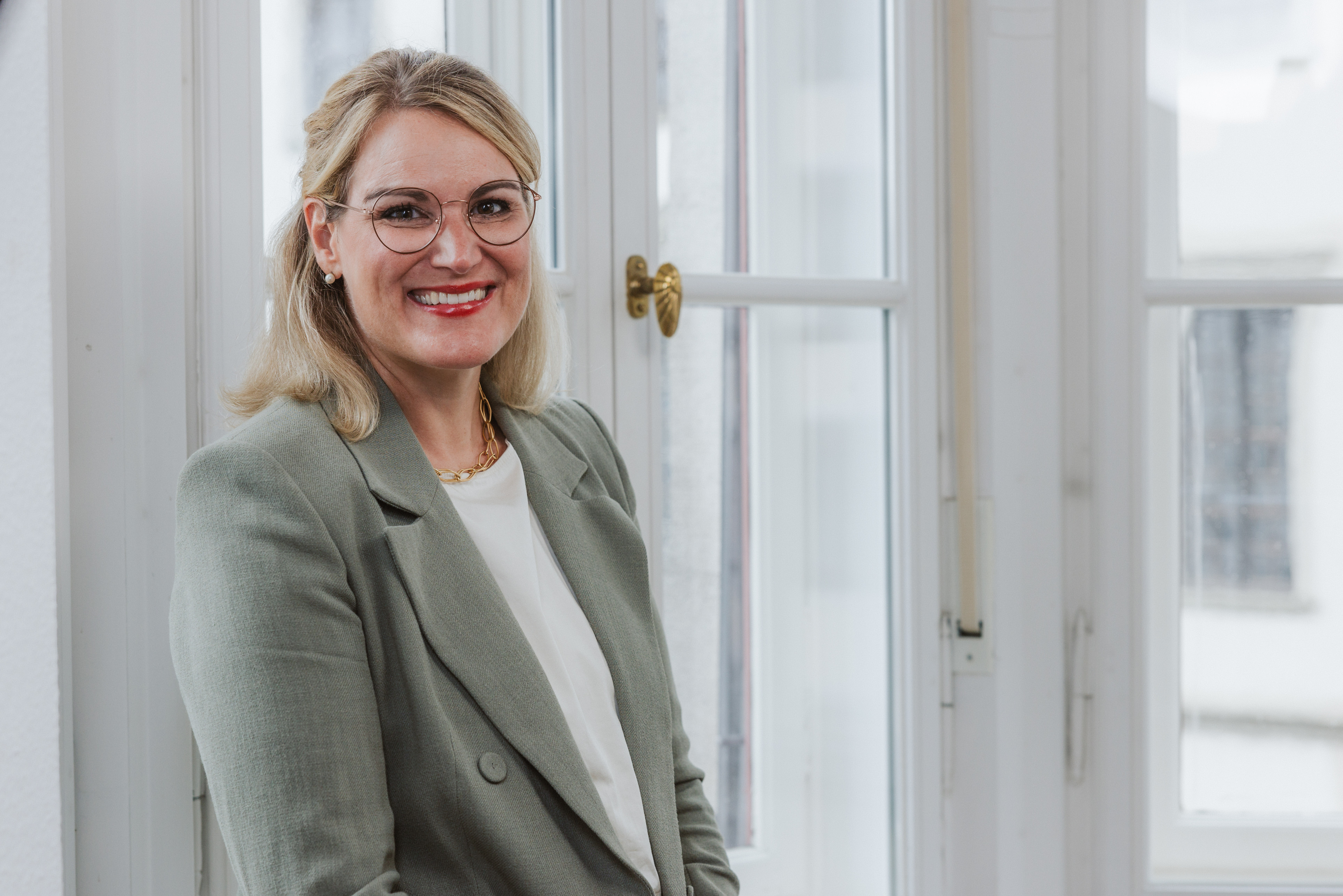 Oberbürgermeisterin Eva Weber in hellgrauem Sakko und heller Brille
