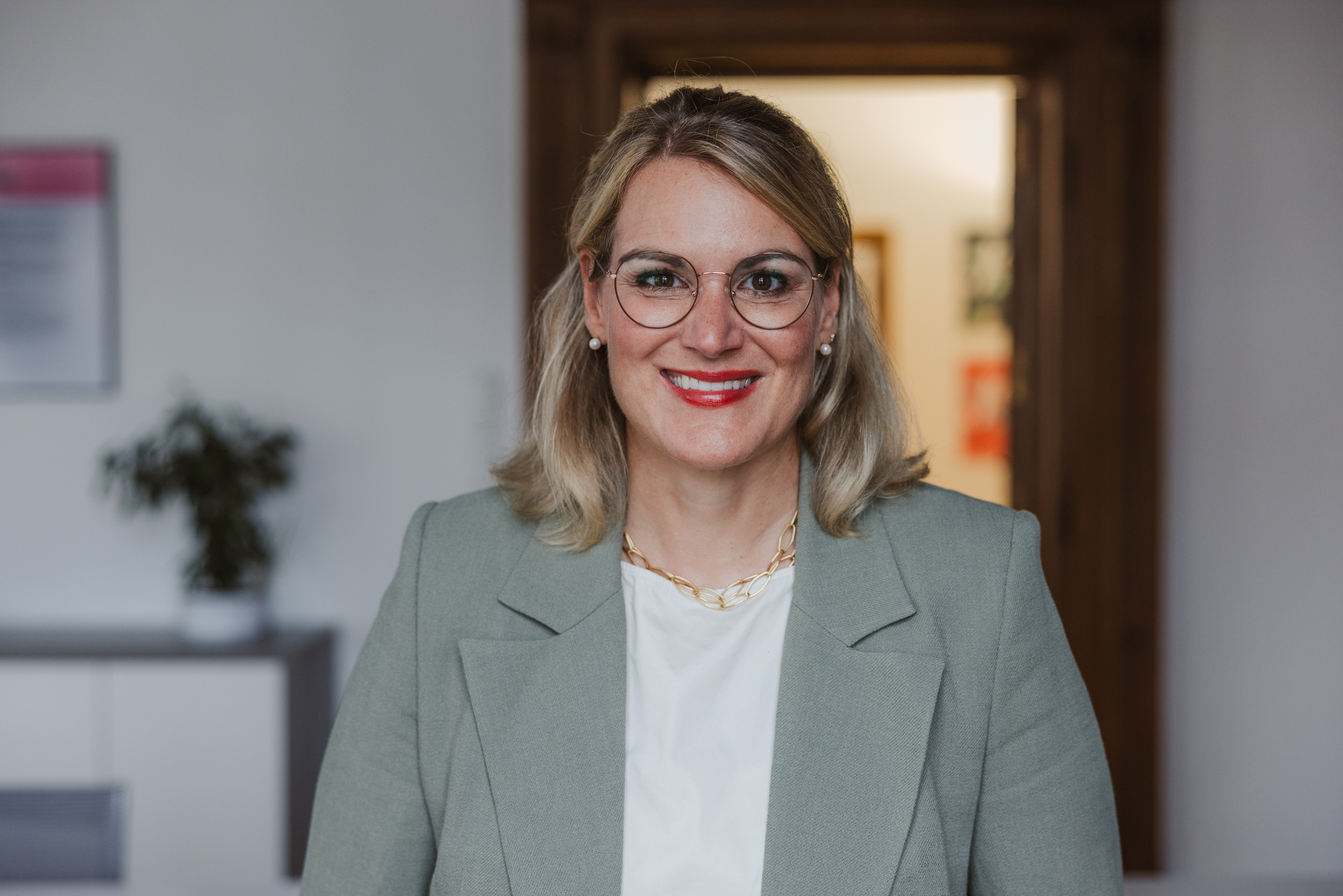 Oberbürgermeisterin Eva Weber in ihrem Büro. Foto: Martin Augsburger/Stadt Augsburg