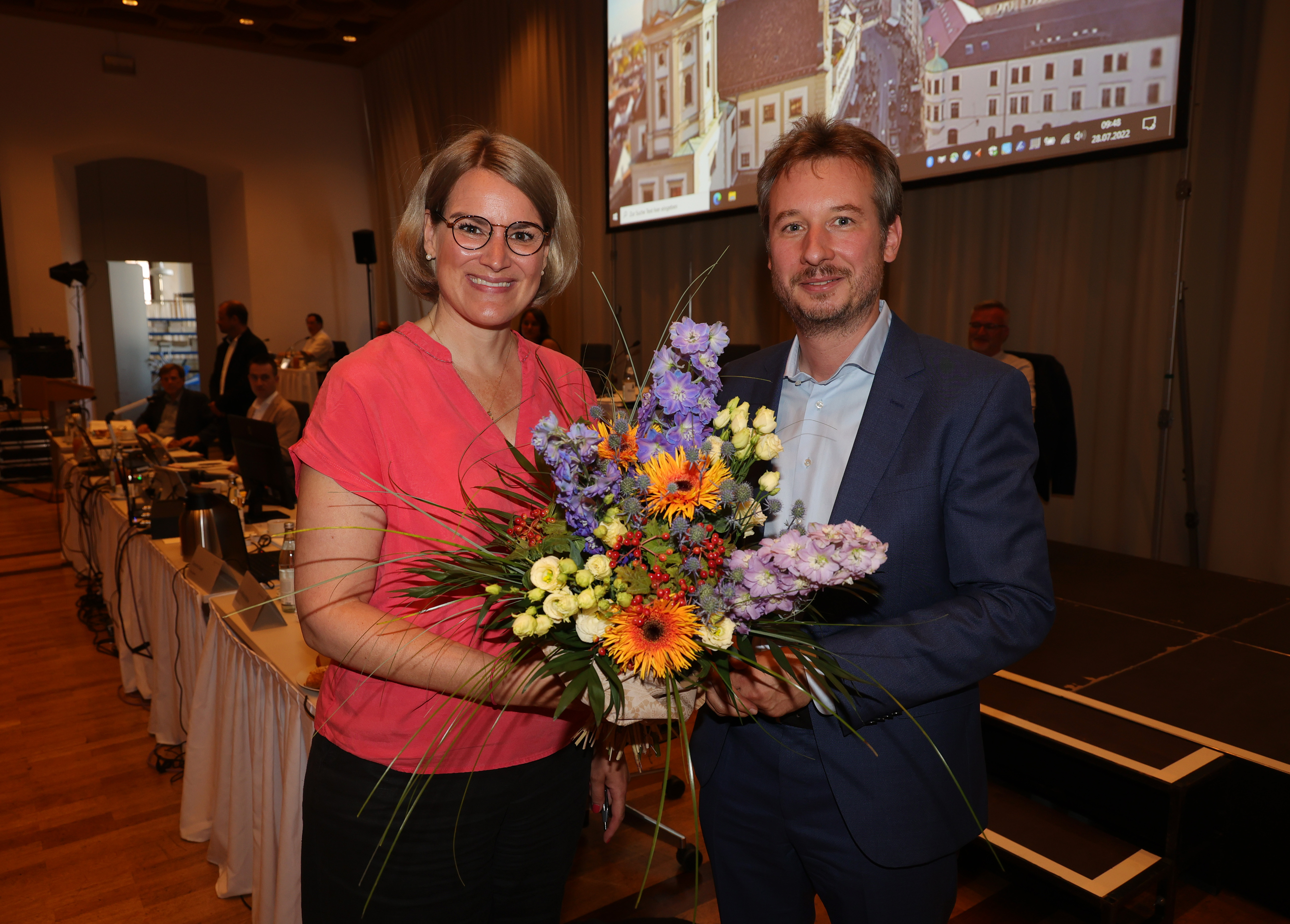 Oberbürgermeisterin Eva Weber gratuliert Steffen Kercher zur Wahl zum künftigen Baureferenten. Foto: Michael Hochgemuth/Stadt Augsburg