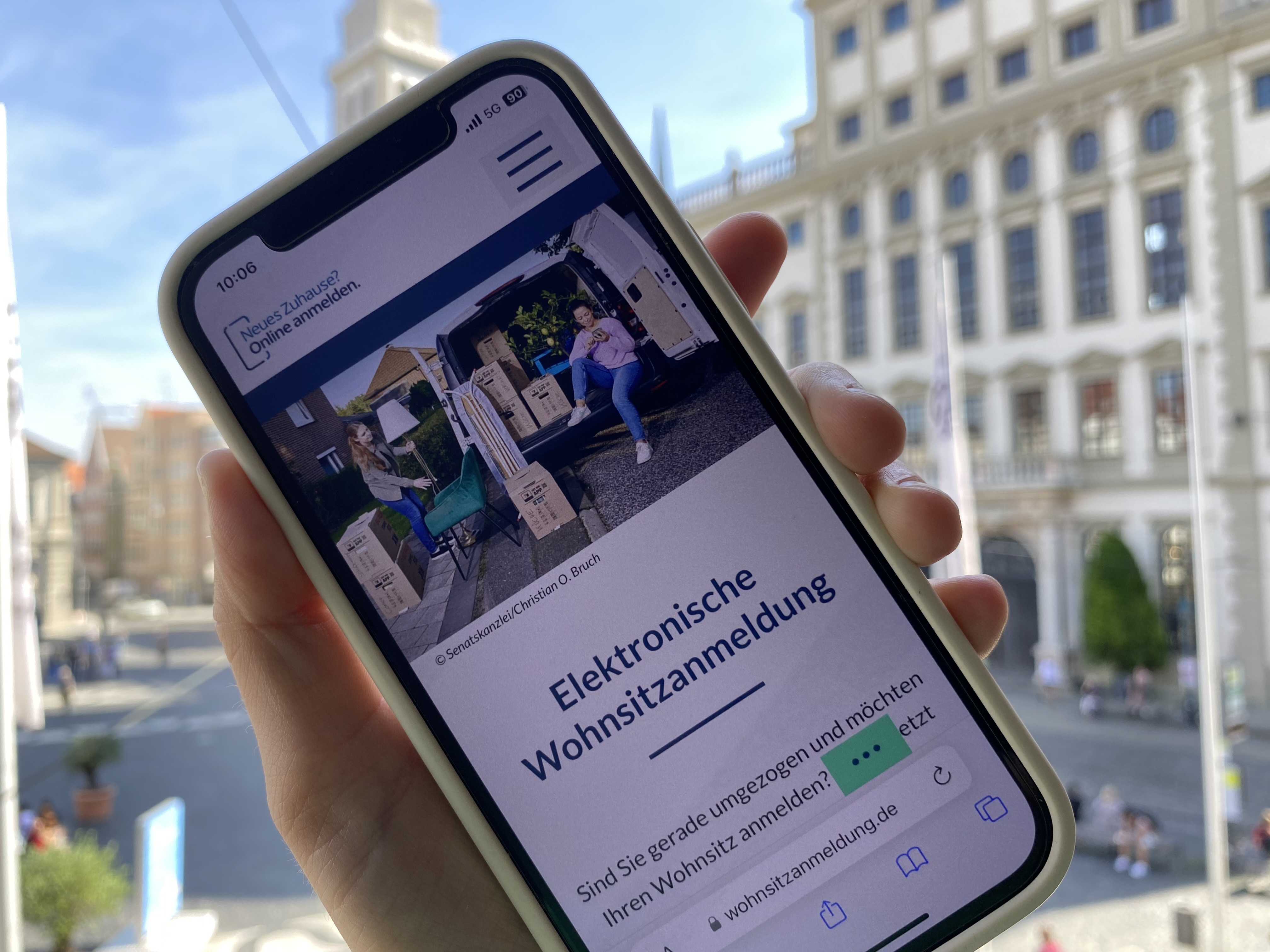 Ein Smartphone, auf dem die Homepage zur elektronischen Wohnsitzanmeldung aufgerufen ist