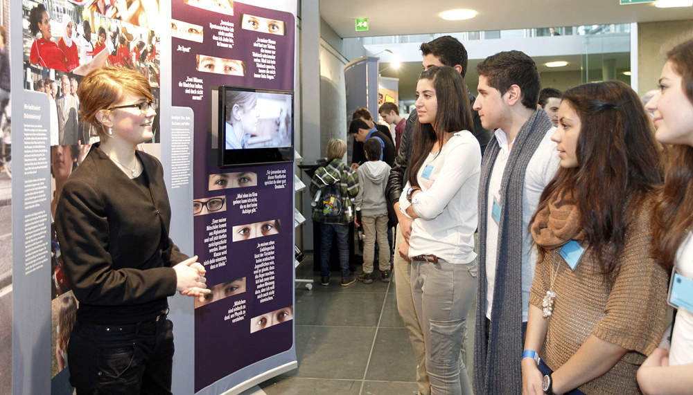Peer Guides »Deine Anne. Ein Mädchen schreibt Geschichte« © Anne Frank Zentrum, Foto: Mandy Klötzer Peer Guides »Deine Anne. Ein Mädchen schreibt Geschichte« © Anne Frank Zentrum, Foto: Mandy Klötzer