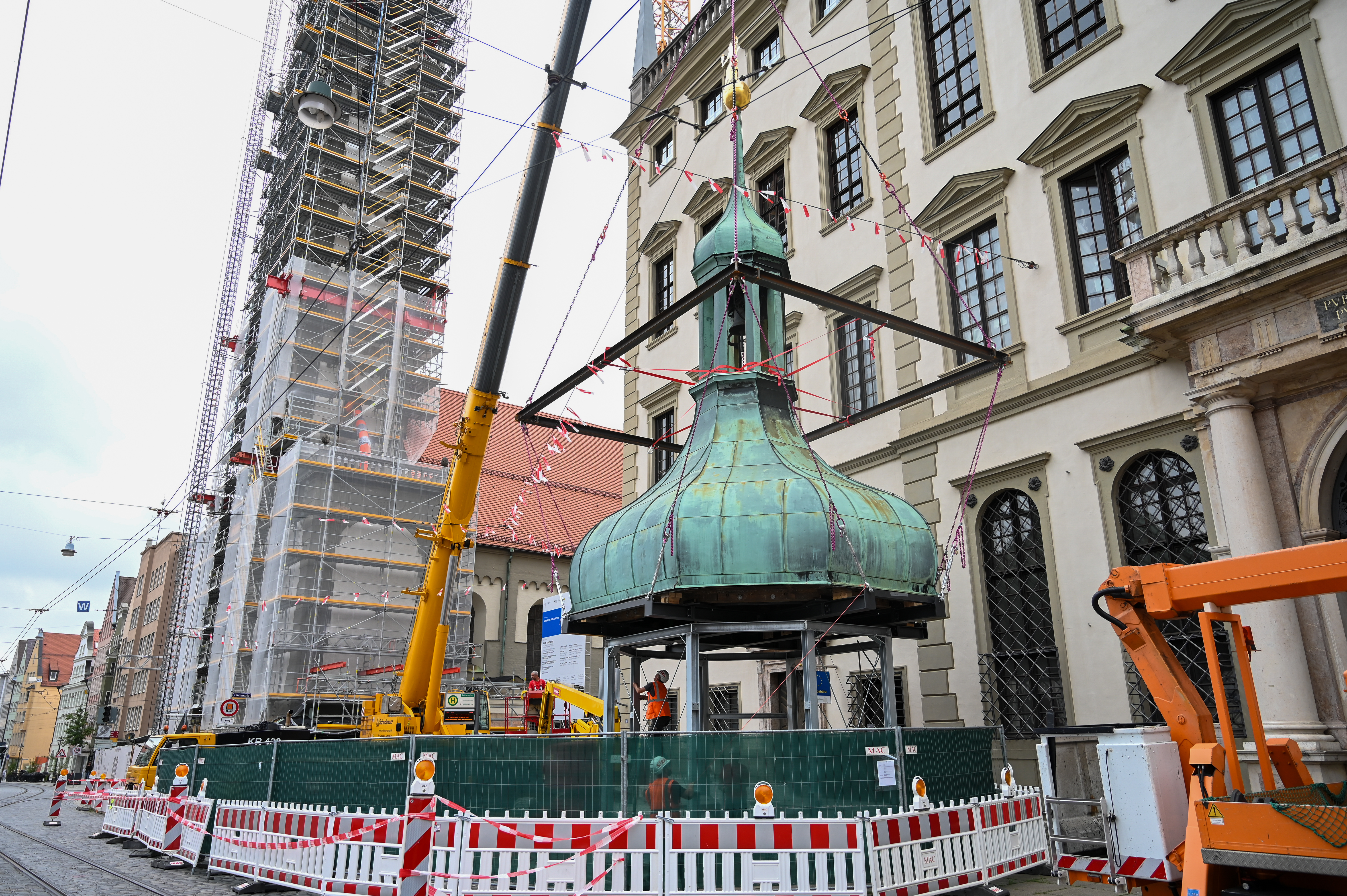 Perlach-Turmzwiebel auf einer Ständerkonstruktion vor dem Augsburger Rathaus