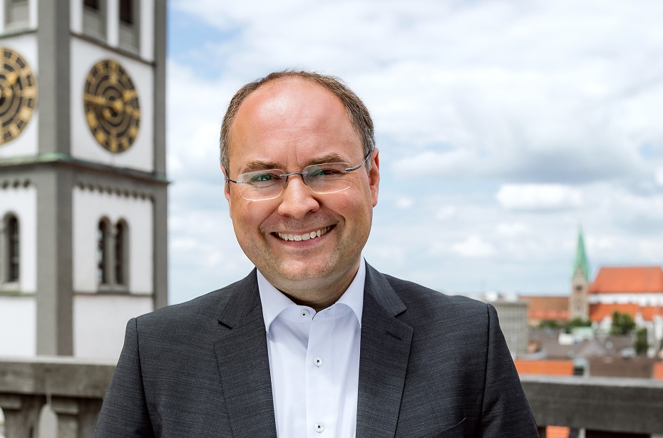 Ordnungsreferent Frank Pintsch steht auf der Dachterrasse des Rathauses