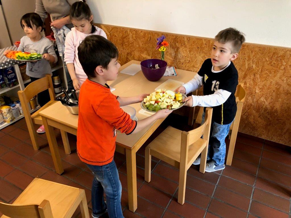 Tschechische Delegation informiert sich über Augsburger Schulfruchtprogramm in der städtischen Kita Reischlestraße