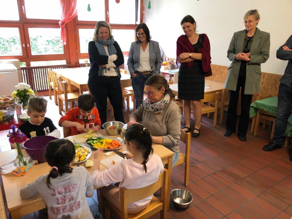 Tschechische Delegation informiert sich über Augsburger Schulfruchtprogramm in der städtischen Kita Reischlestraße