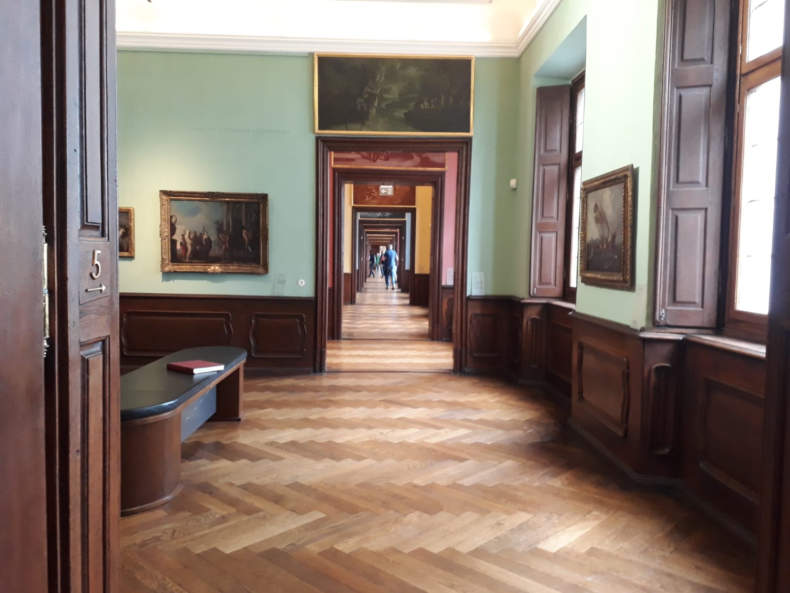 Langer Gang in den Kunstsammlungen- links und rechts Gemälde