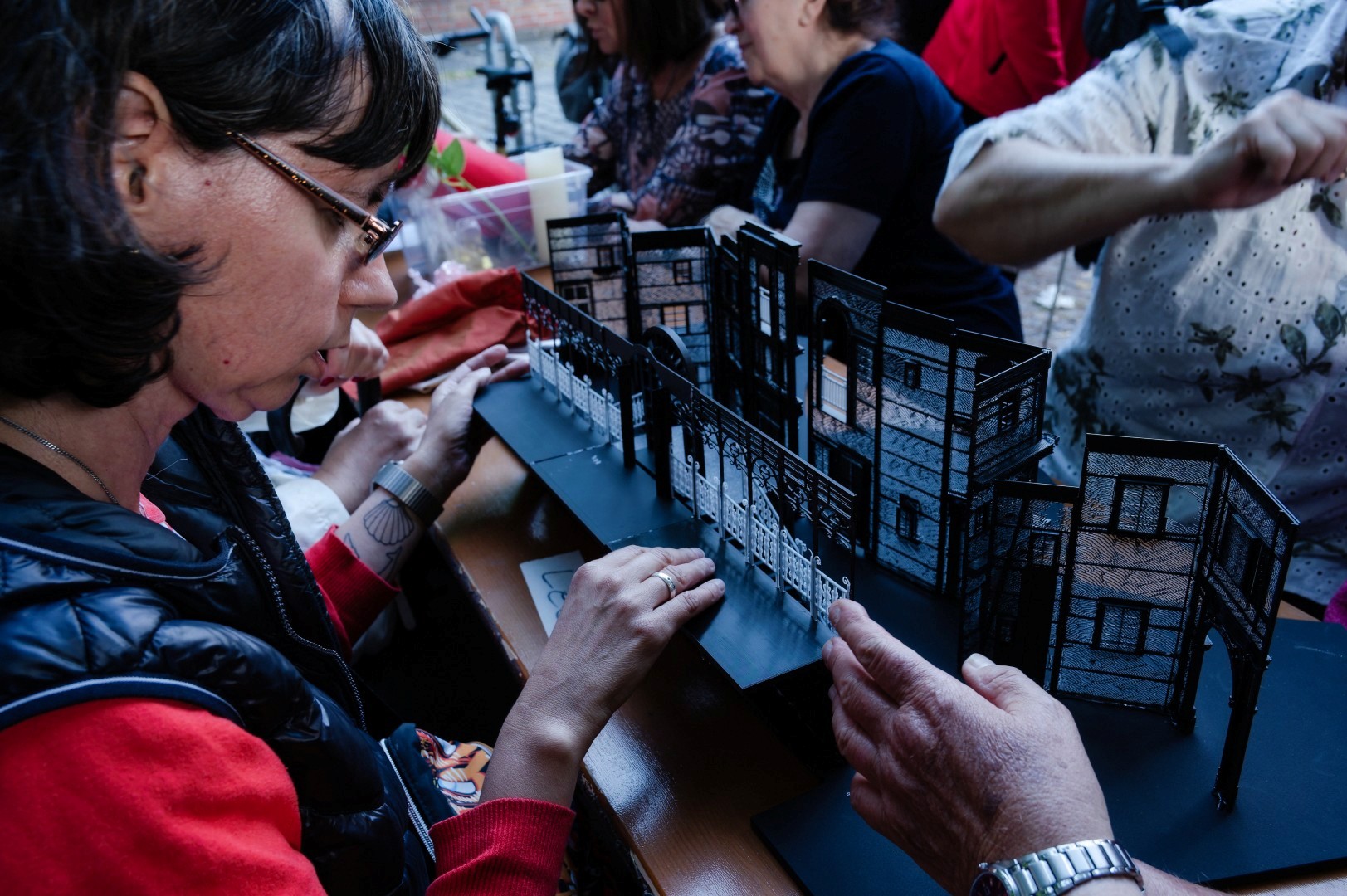 Frau interessiert sich für die Barrierefreiheit am Staatstheater Augsburg.