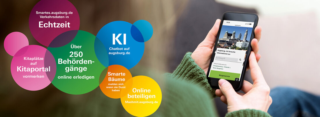 Eine Frau hält ein Handy und besucht die Webseite der Stadt Augsburg