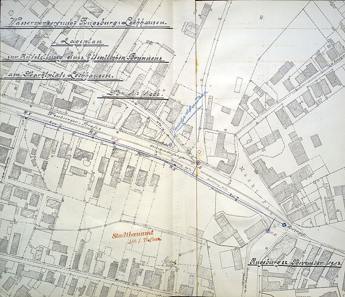 Gedenkbrunnen zum Anschluss Lechhausens an die Augsburger Trinkwasserversorgung – Lageplan; 22. November 1913; Federzeichnung mit farbigen Anmerkungen, Papier, 32,5 cm h x 38 cm b; Stadtarchiv Augsburg, HAV, Aktengebiet 3 (Bauwesen) – Bestand 45, Nr. 651.