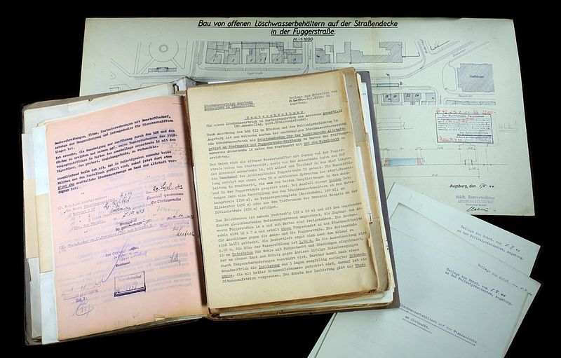 Sicherstellung der Lösch- und Trinkwasserversorgung im 2. Weltkrieg – Genehmigungsverfahren für einen Löschteich am Anwesen Annastraße 14; 23. September 1943; gebundener Akt, Papier, geheftet, 34 cm h x 24 cm b (aufgeschlagen: 48 cm b) x 7 cm t; Stadtarchiv Augsburg, HAV, Aktengebiet 2 (Polizeiwesen) – Bestand 32, Nr. 46.