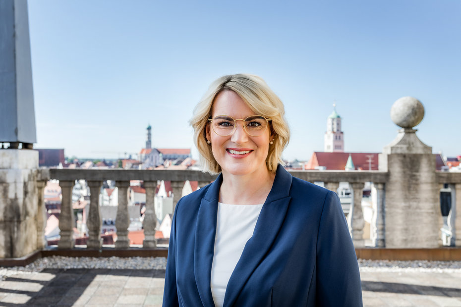 Oberbürgermeisterin Eva Weber steht auf der Dachterrasse des Rathauses.