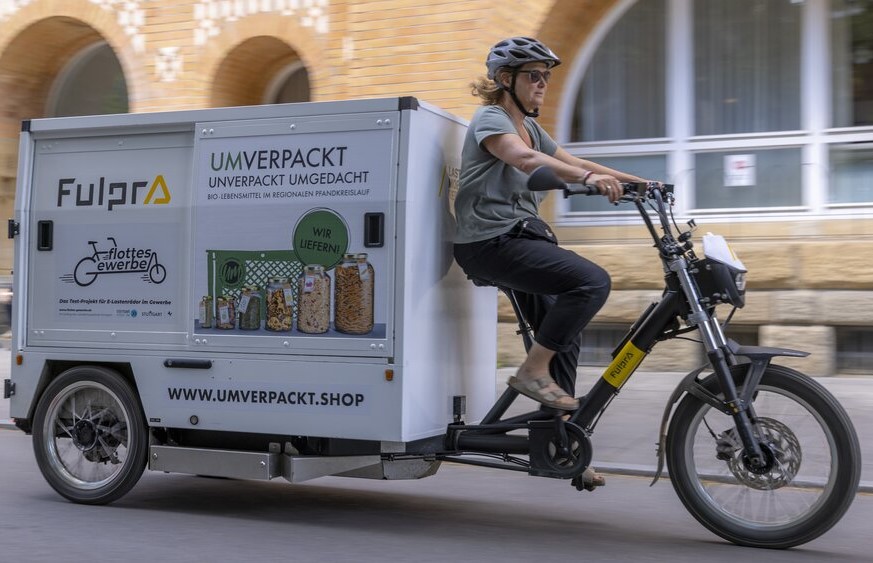 Eine Frau sitzt auf einem Lastenrad