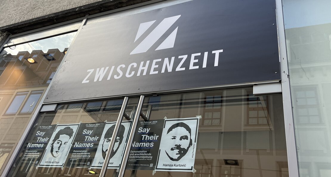 Ein Geschäft mit dem Schild mit der Aufschrift "Zwischenzeit". 