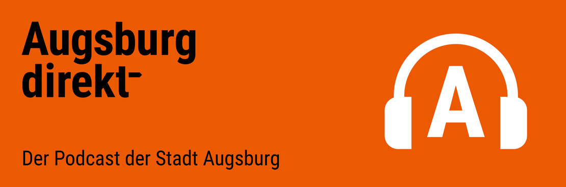 Eine orangefarbene Fläche mit dem Schriftzug "Augsburg Direkt - Der Podcast der Stadt Augsburg". Es sind Kopfhörer abgebildet