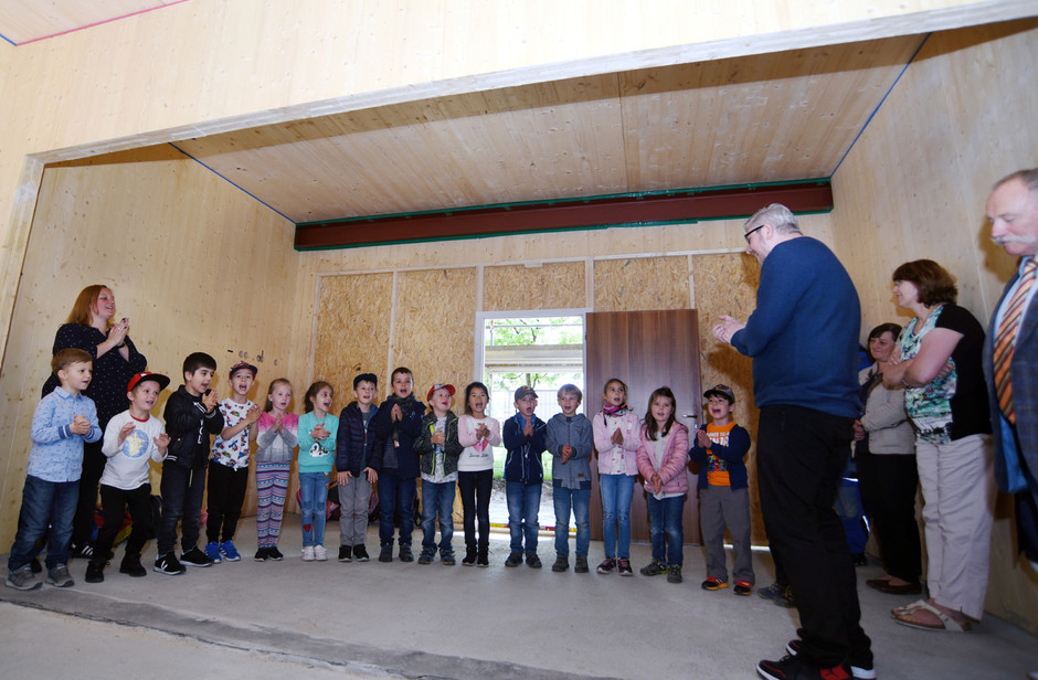 Mit einer Baustellenparty schürten die Kinder viel Vorfreude auf die Kita in der Schwimmschulstraße. Foto: Ruth Plössel/Stadt Augsburg