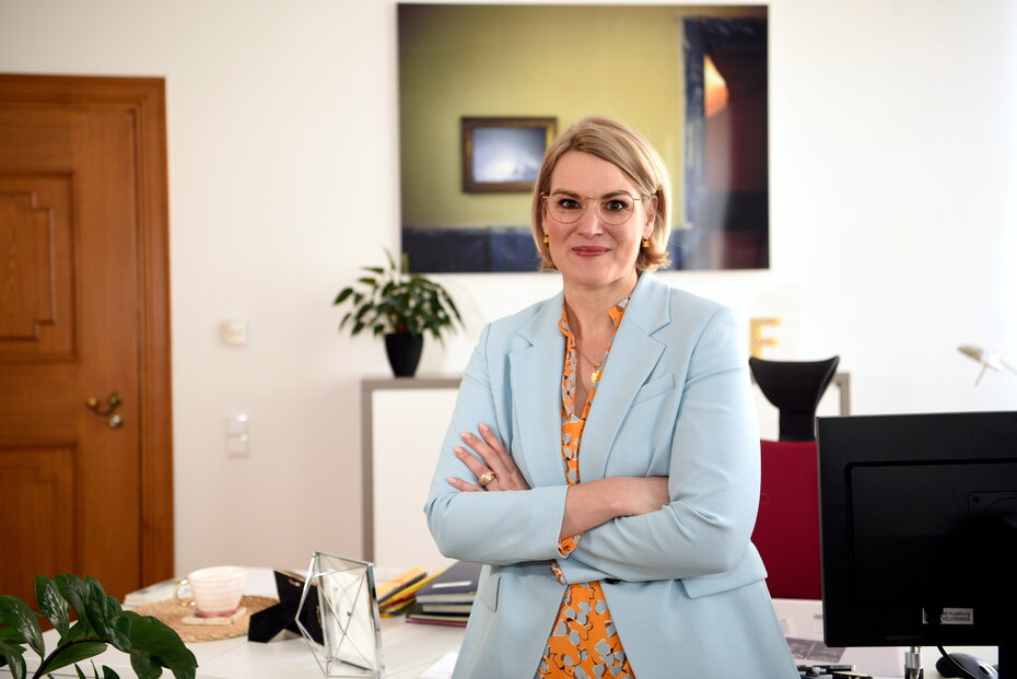 Oberbürgermeisterin Eva Weber in ihrem Büro