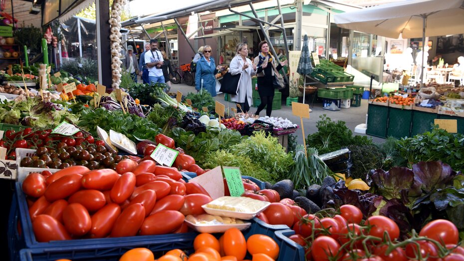 Stand auf dem Stadtmarkt mit viel buntem Gemüsestand