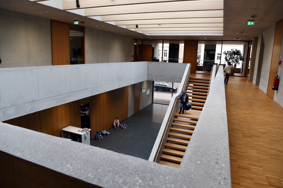 Blick in den den modernen Erweiterungsbau mit der Pausenhalle, die gleichzeitig als Aula genutzt werden kann. Fotos: Ruth Plössel/Stadt Augsburg