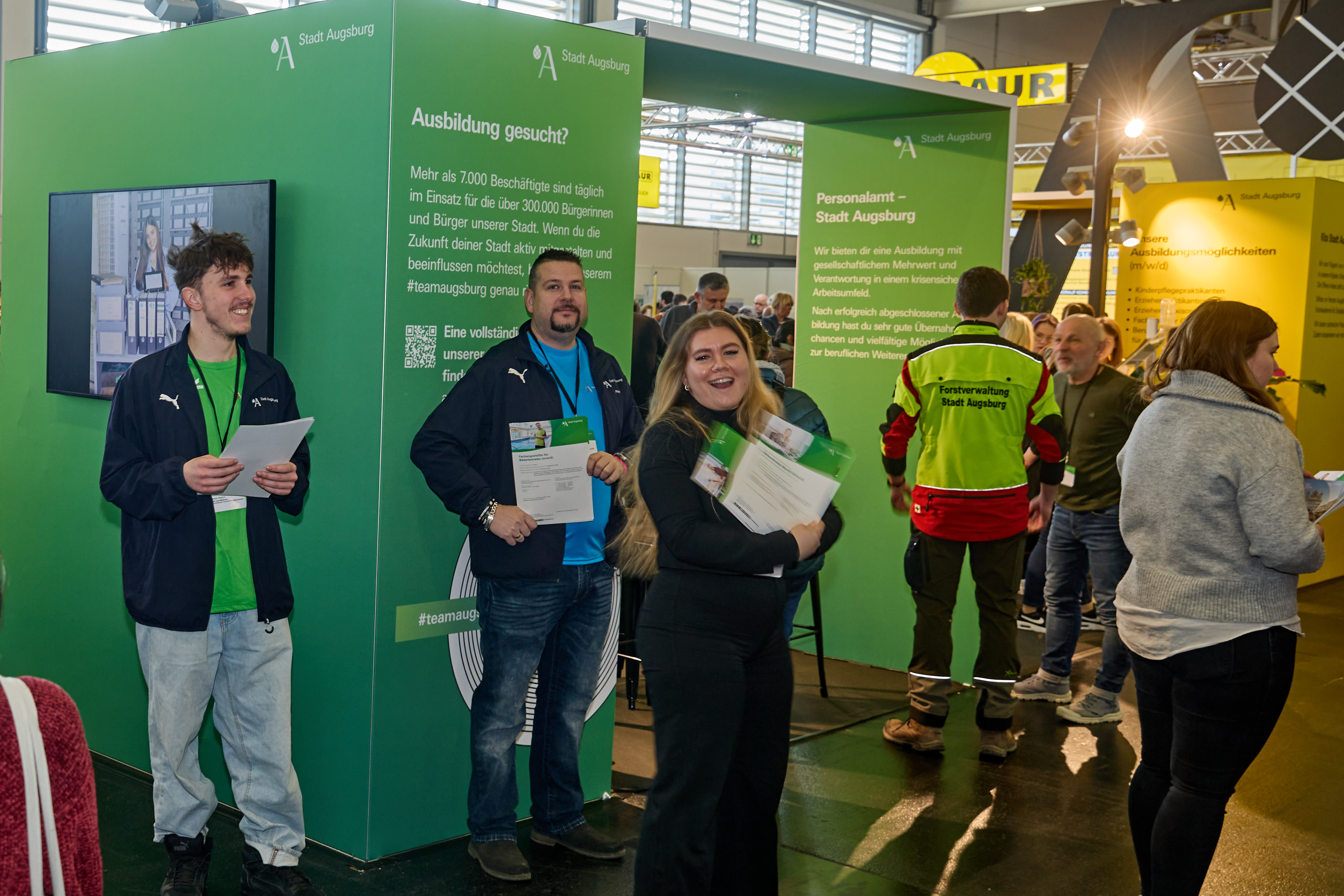 Messestand mit jungen Leuten