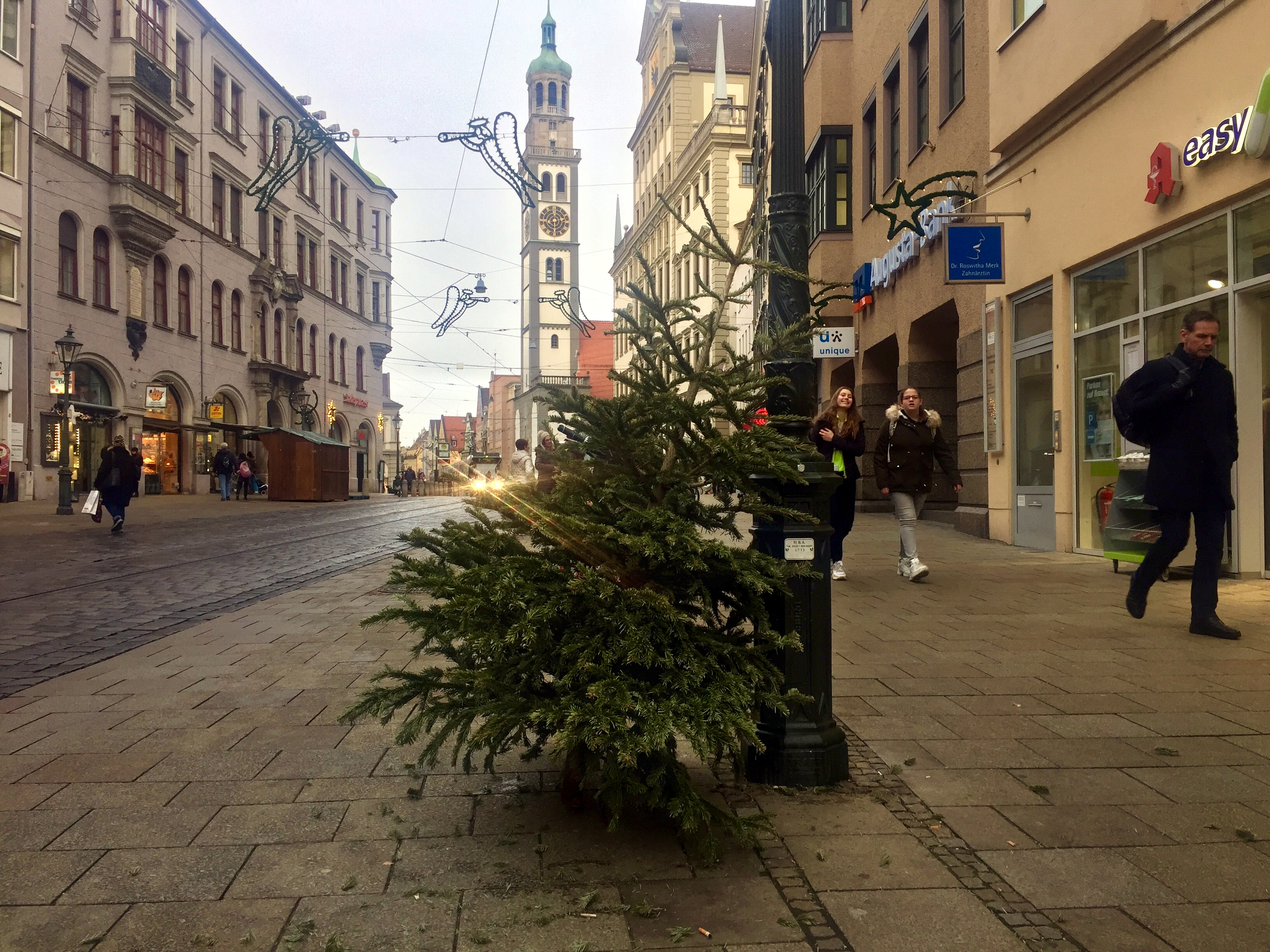 Ein abgeschmückter Christbaum steht am Straßenrand.