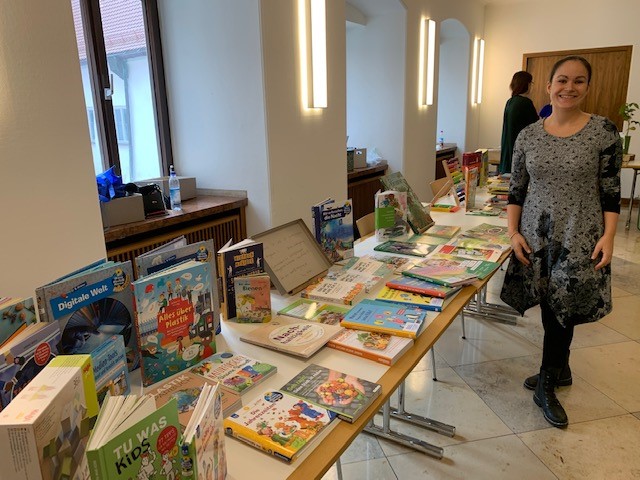 Fachschulartbetreuuerin Hanna Kröner mit der vielfältigen Buchpräsentation