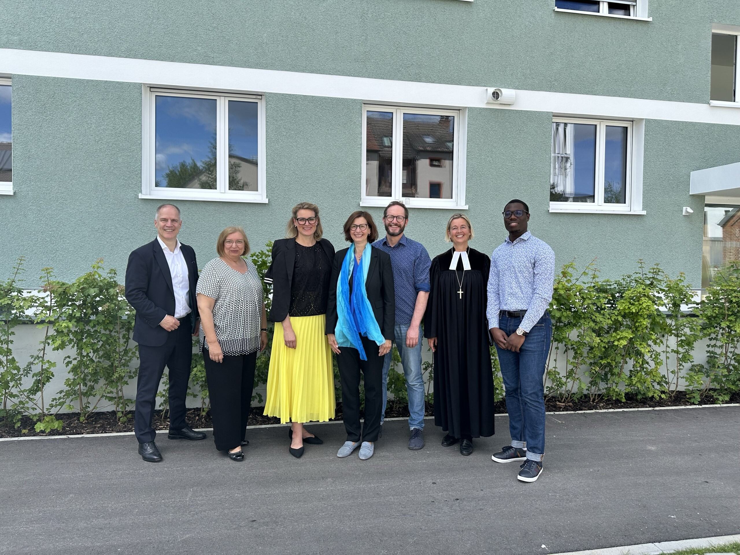 Ein Gruppenfoto mit Michael Soukup, Geschäftsführer ESW-Unternehmensgruppe, Sabine  Grünwald, Lk Augsburg Hochzoll, Eva Weber, Oberbürgermeisterin Stadt Augsburg, Gerda Peter,  Geschäftsführerin ESW-Unternehmensgruppe, Universitätsseelsorger Pfarrer Tobias Wittenberg,  Dekanin Dr. Doris Sperber-Hartmann sowie ein Mieter „Haus für junge Menschen“.