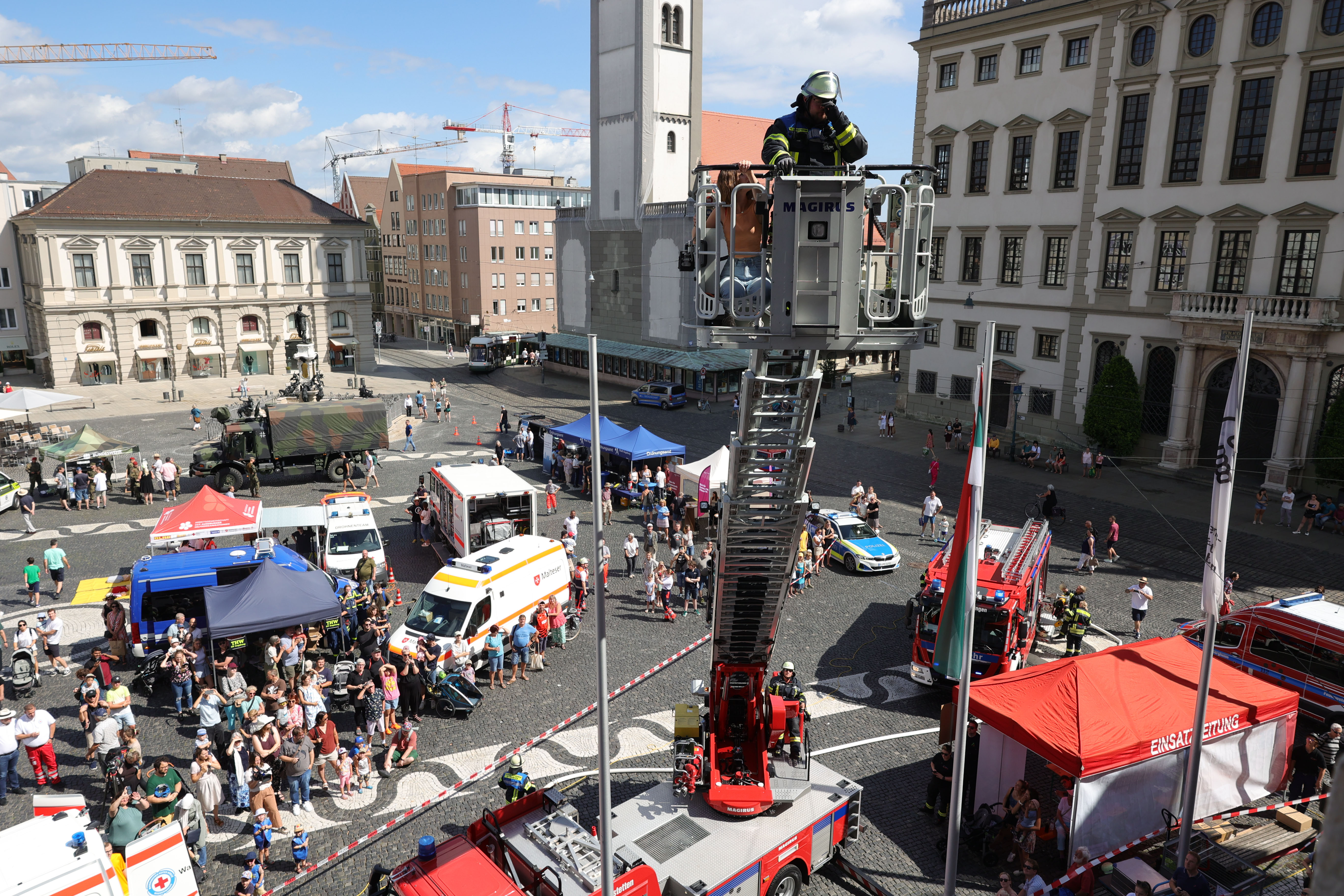 Ein Feuerwehr-Fahrzeug und weitere Rettungsfahrzeuge auf dem Rathausplatz