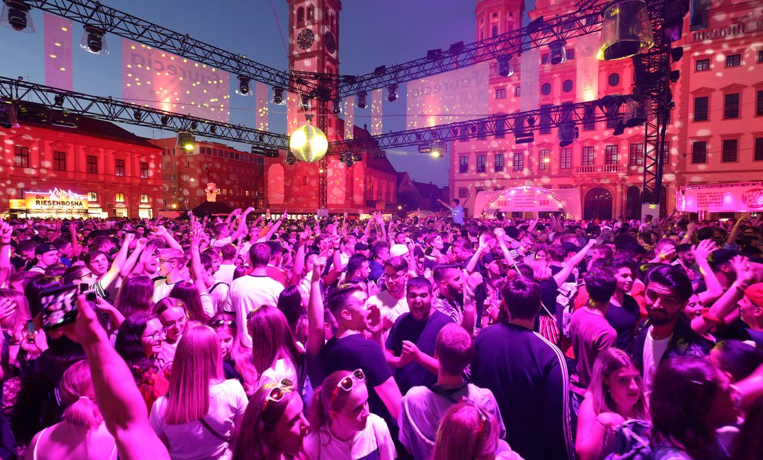 Die Augsburger Sommernächte laden zu drei Abenden voller Musik, Begegnung, Kulinarik und Lebensfreude. Auf dem Augsburger Rathausplatz kocht die Stimmung.