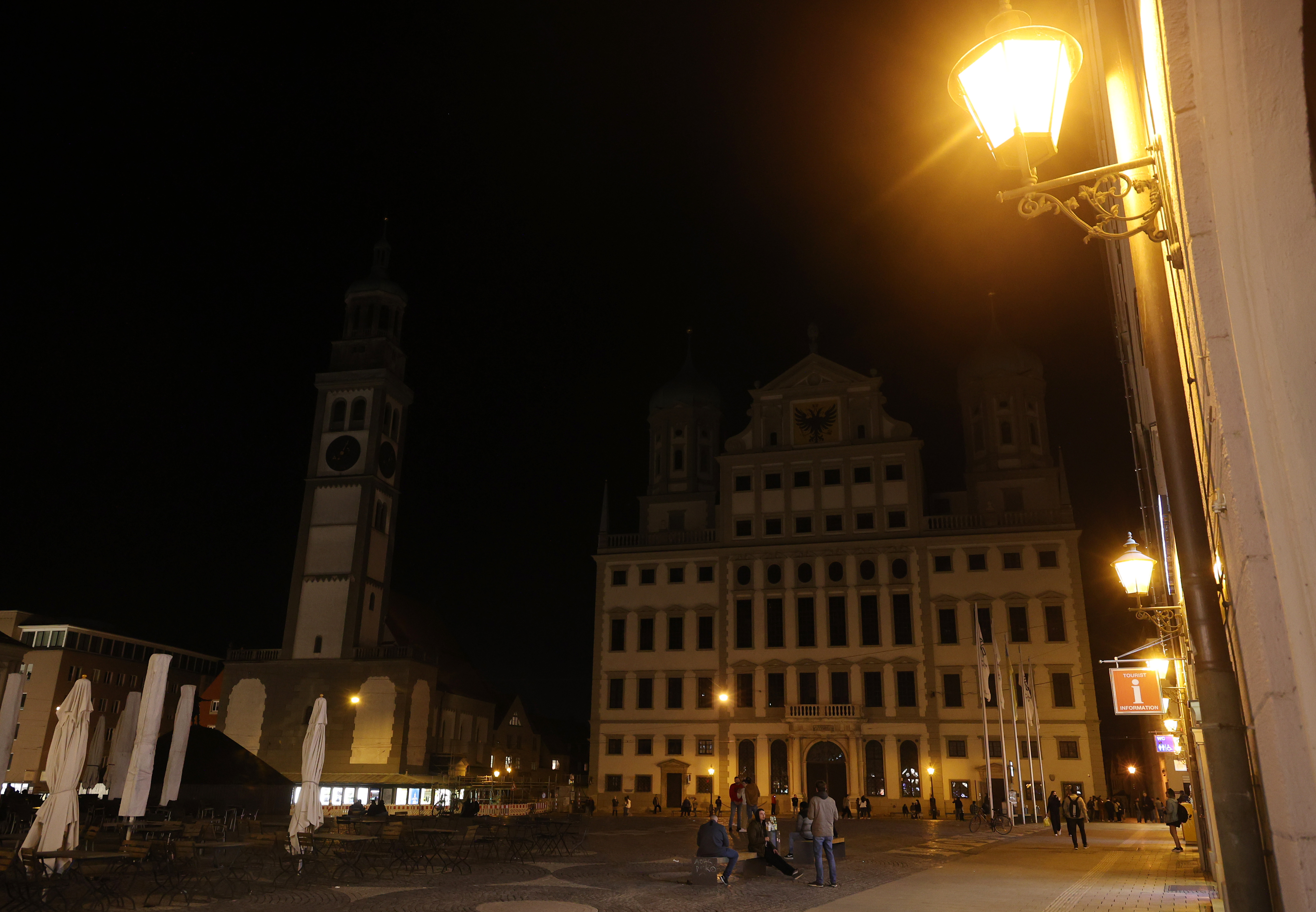 Das Augsburger Rathaus bei Dunkelheit, nicht beleuchtet.