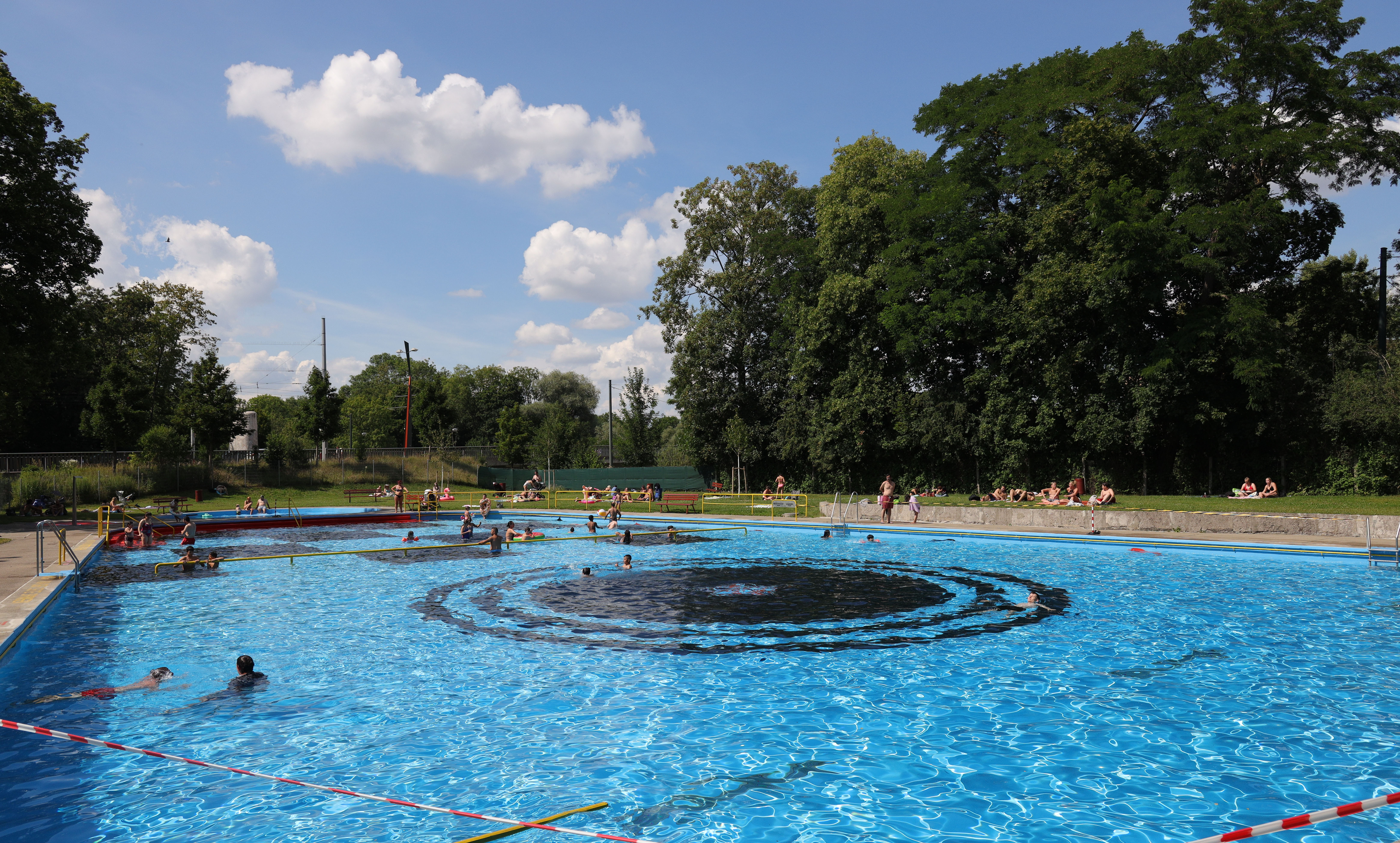 Blick auf Wasserfläche in einem Freibad