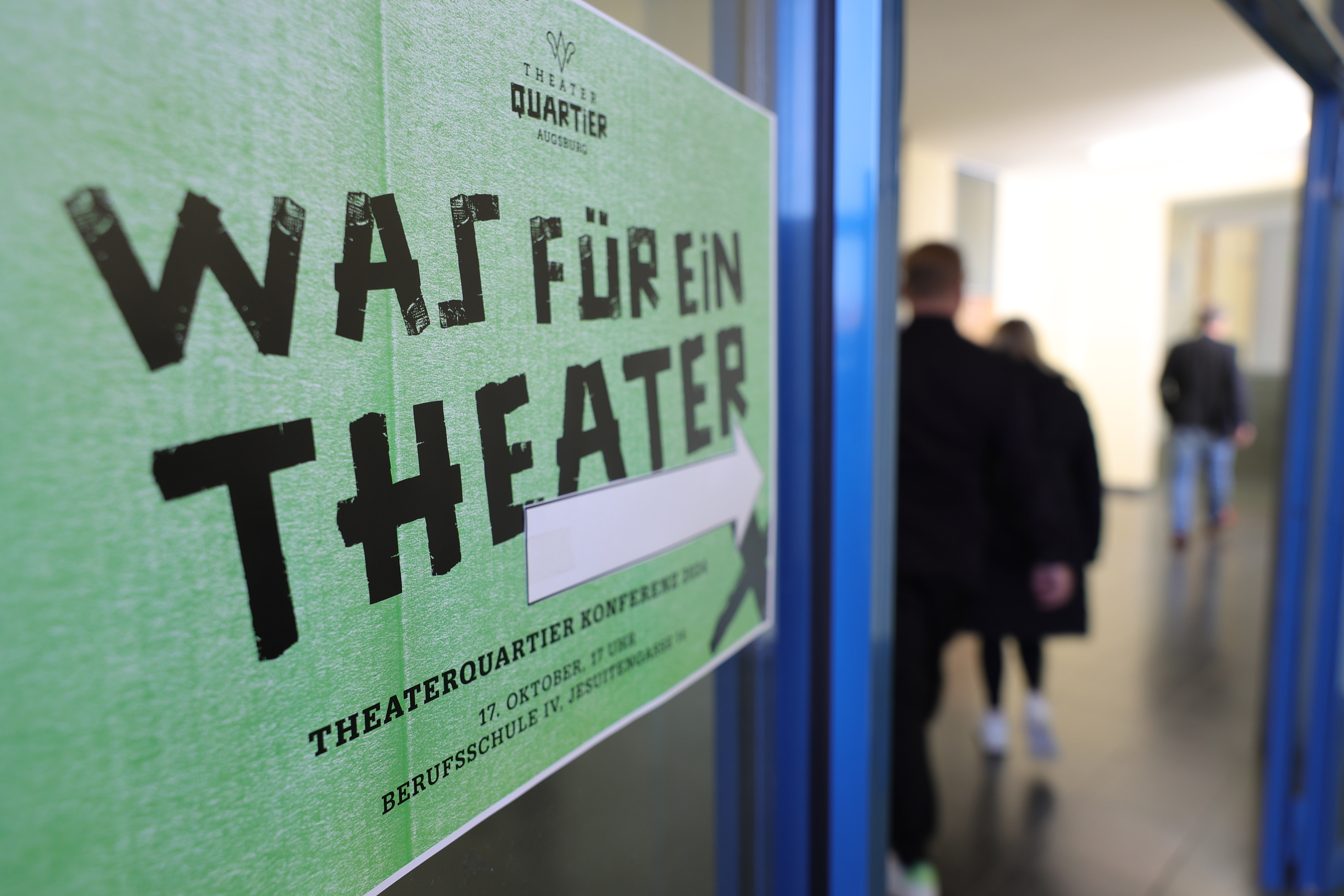 Blick auf ein Plakat mit der Aufschrift "Was für ein Thetare"