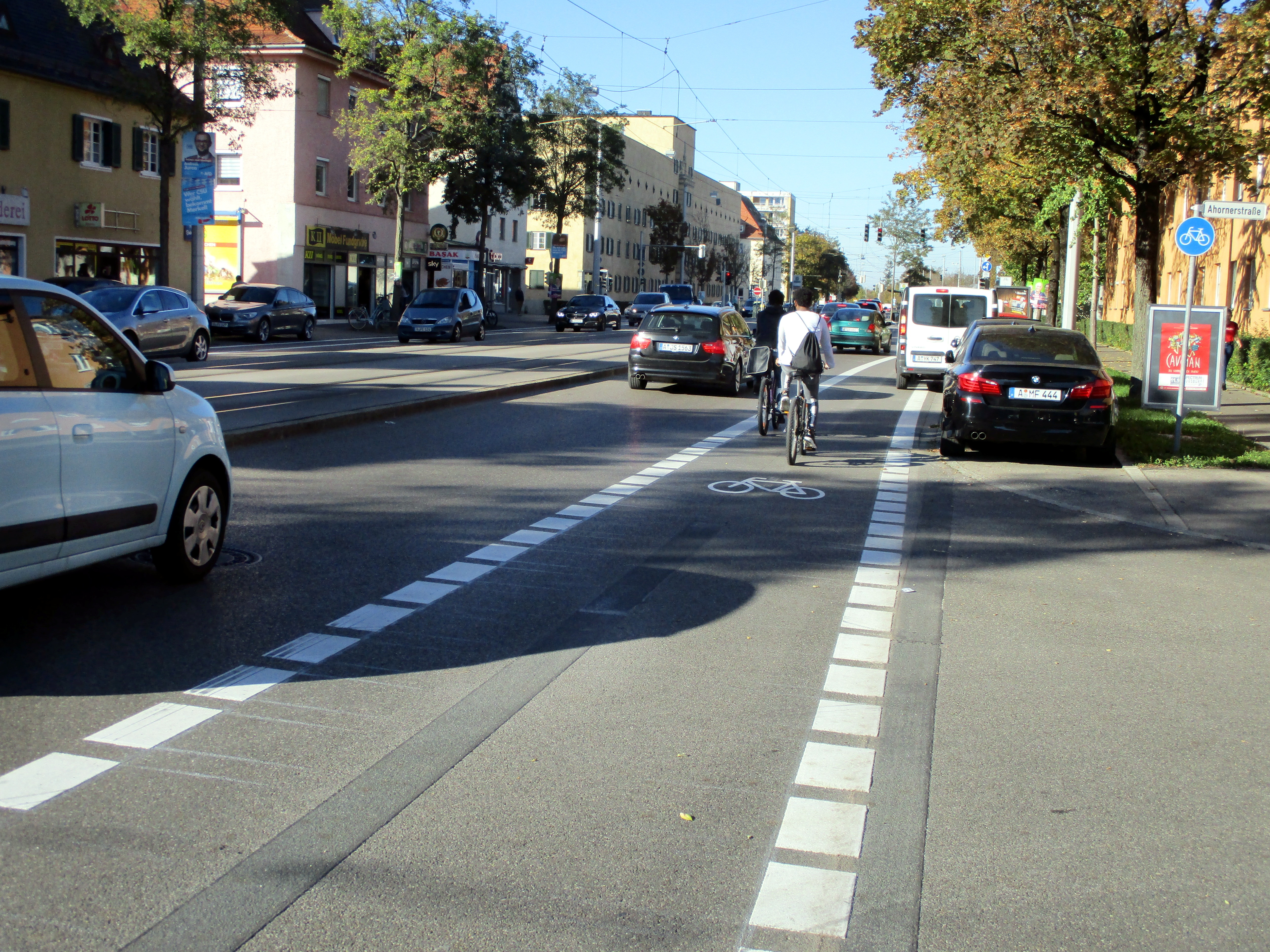 Autos und Fahrräder fahren auf der Donauwörther Straße in Augsburg