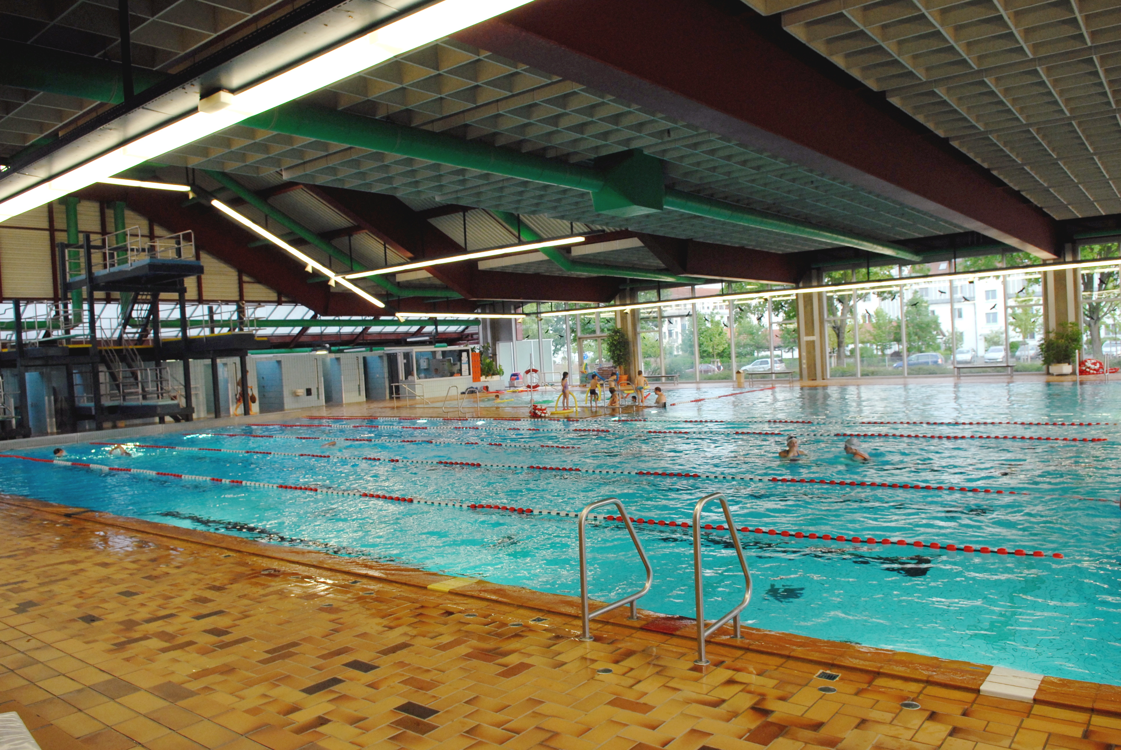 Ein Hallenbad mit 5-Meter-Sprungturm