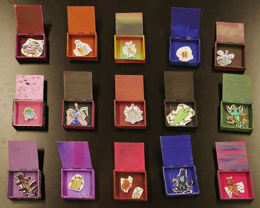 Setzkasten befüllt mit gezeichneten Krabbeltiere als kleine und kleinste Lebewesen.