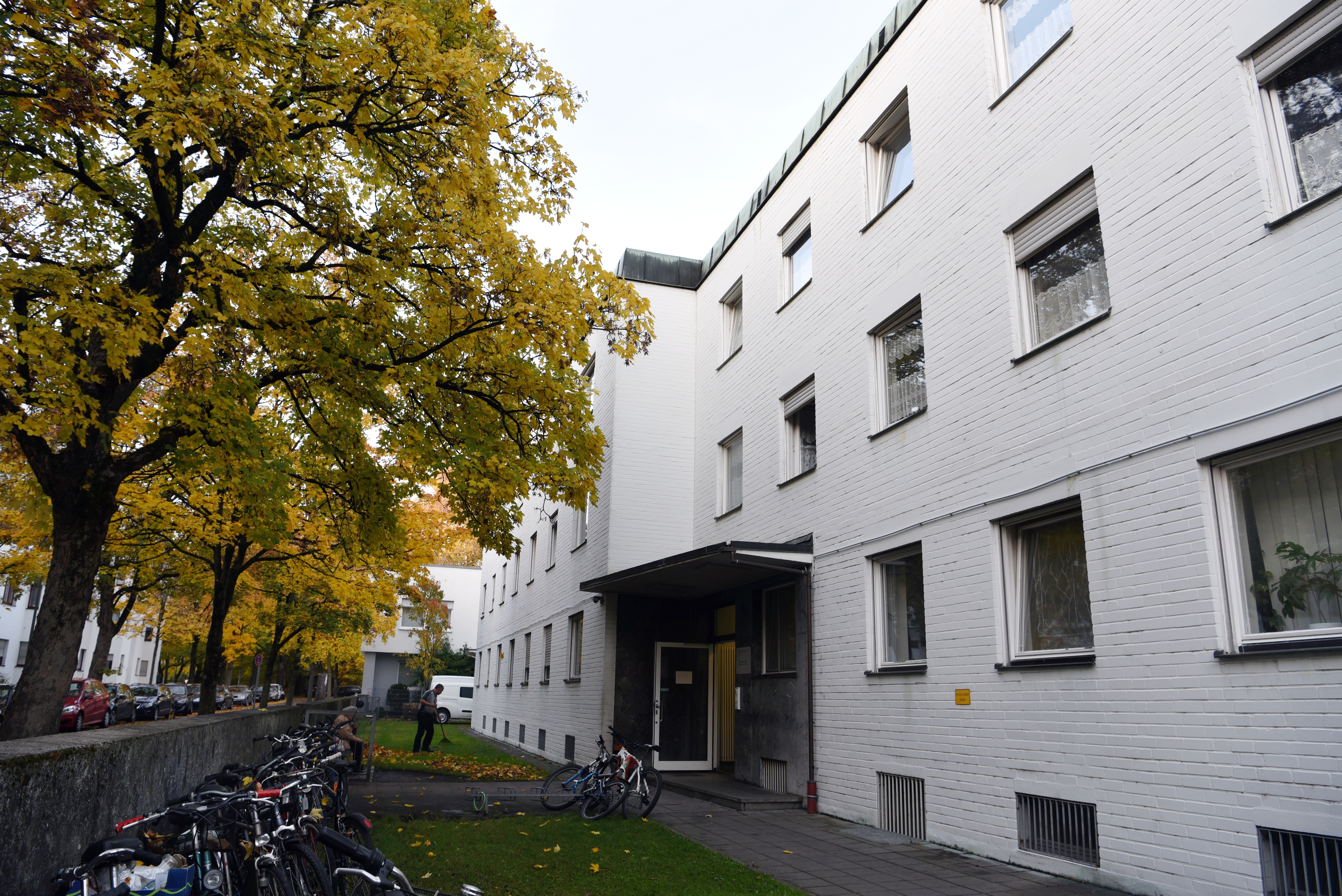 Ein dreistöckiges Haus von außen