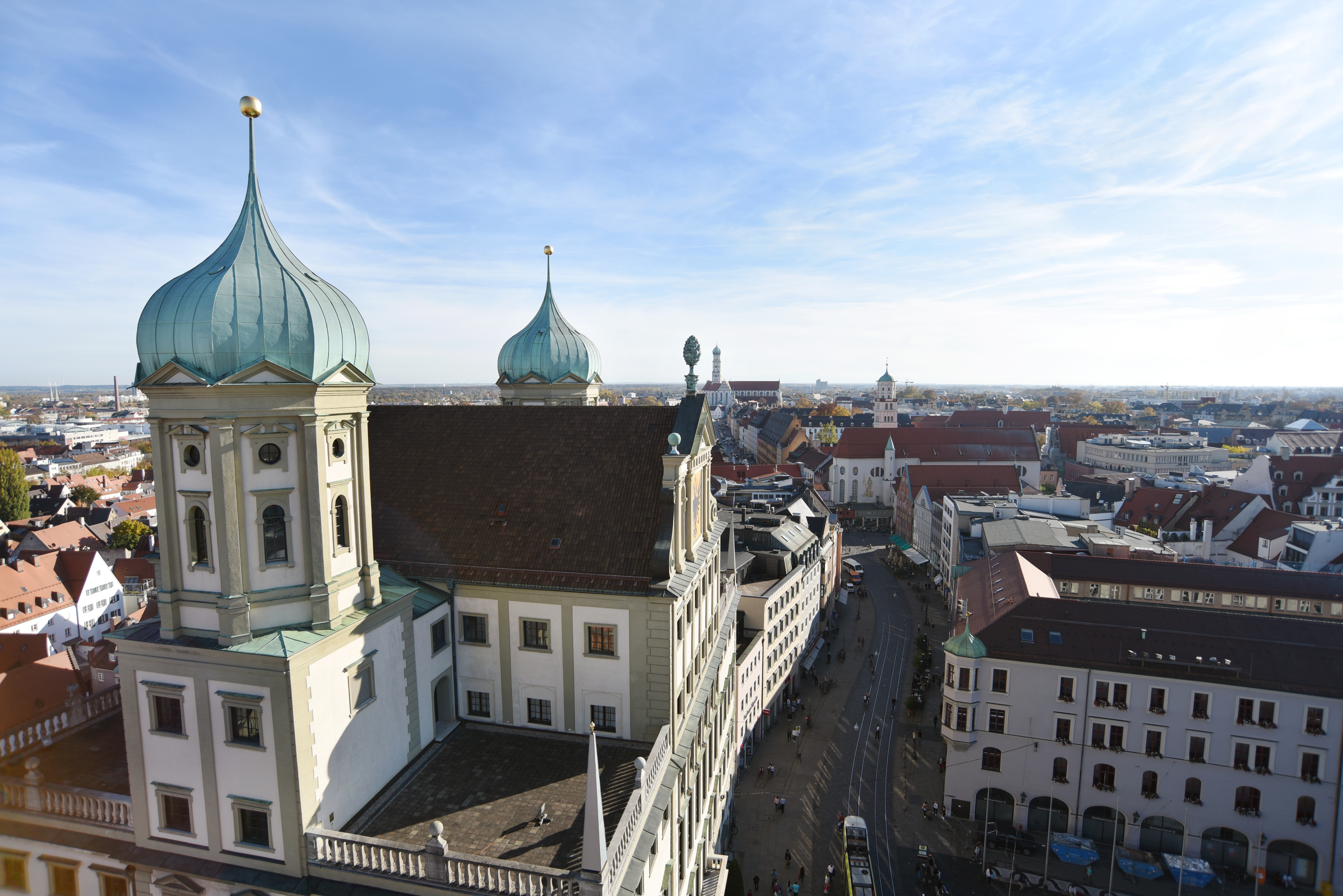 In den nächsten Tagen wird die Stadtverwaltung wieder bestreikt. Foto: Ruth Plössel/Stadt Augsburg Blick vom Perlachturm auf das Rathaus und das städtische Verwaltungsgebäude.