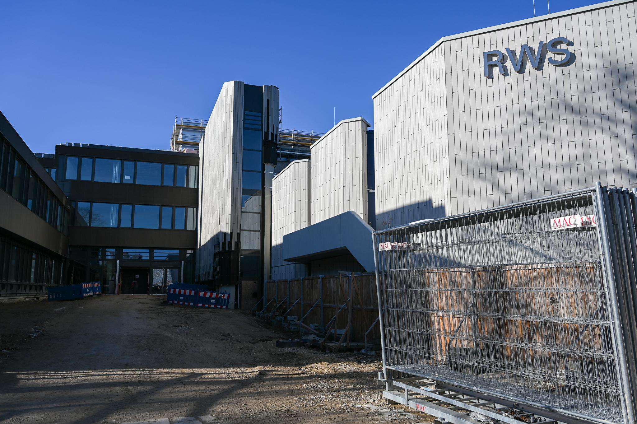 Ein modernes Schulgebäude mit der Aufschrift RWS