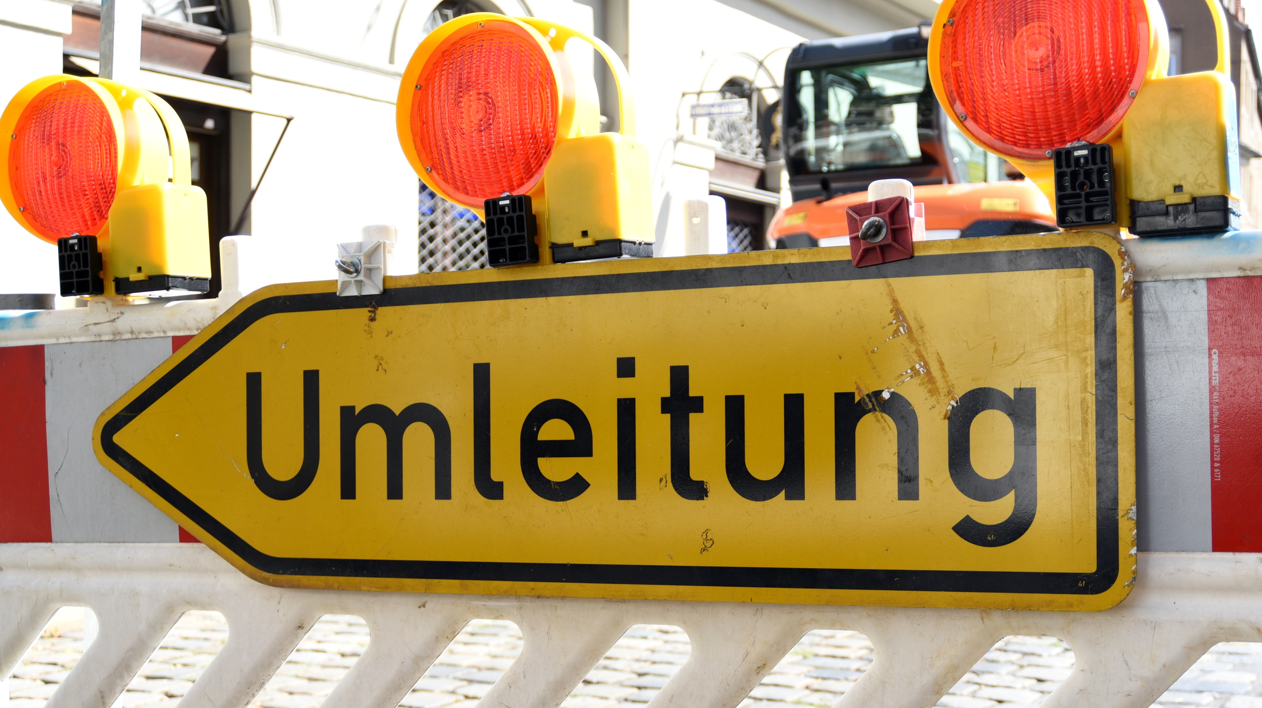 Ein Straßenschild mit der Aufschrift "Umleitung" vor einer Baustelle in der Augsburger Altstadt
