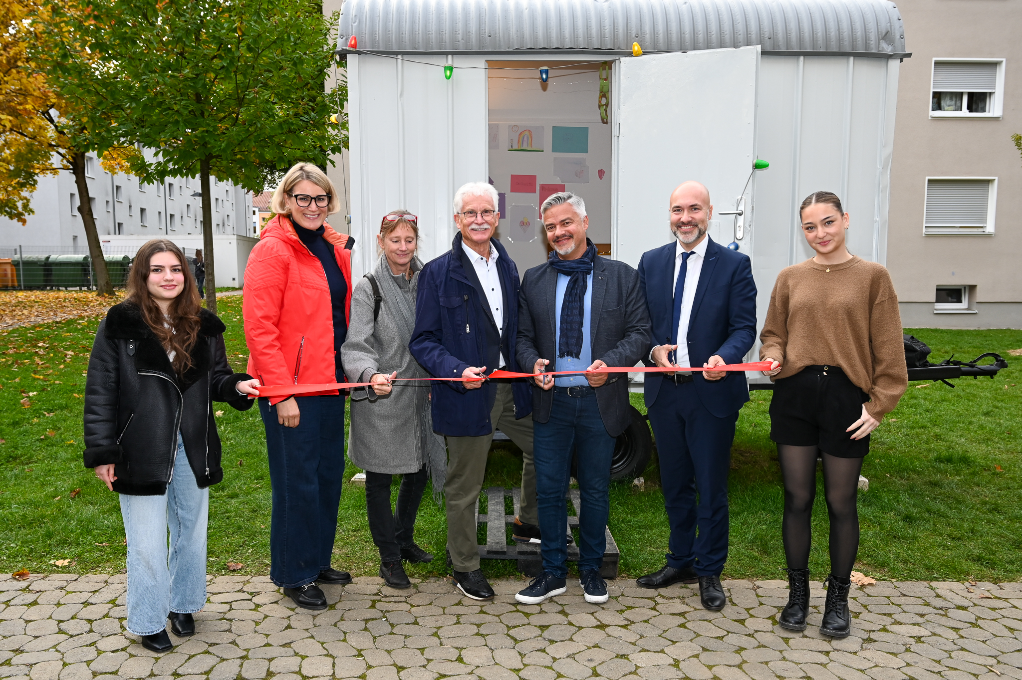 OB Eva Weber, Julia Hüther (AfWuW), Rupert Hackl (von-Tessin-Stiftung), Fritz Stütz (Kinderchancen e.V.) und  Sozialreferent Martin Schenkelberg bei der Eröffnung des Bauwagens im Drosselweg