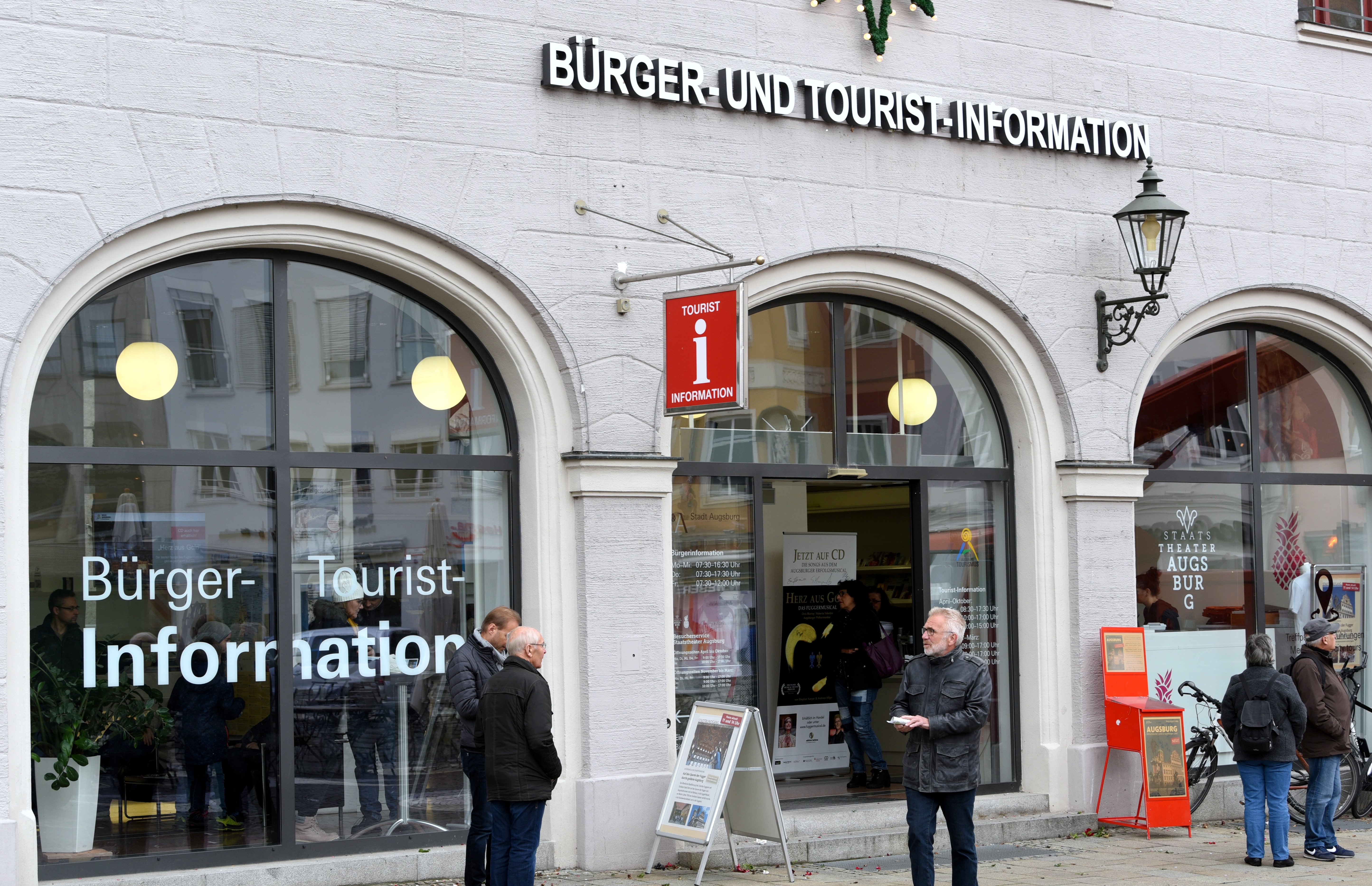 Bürgerinformation am Rathausplatz. Foto: Ruth Plössel/Stadt Augsburg Bürgerinformation am Rathausplatz. Foto: Ruth Plössel/Stadt Augsburg