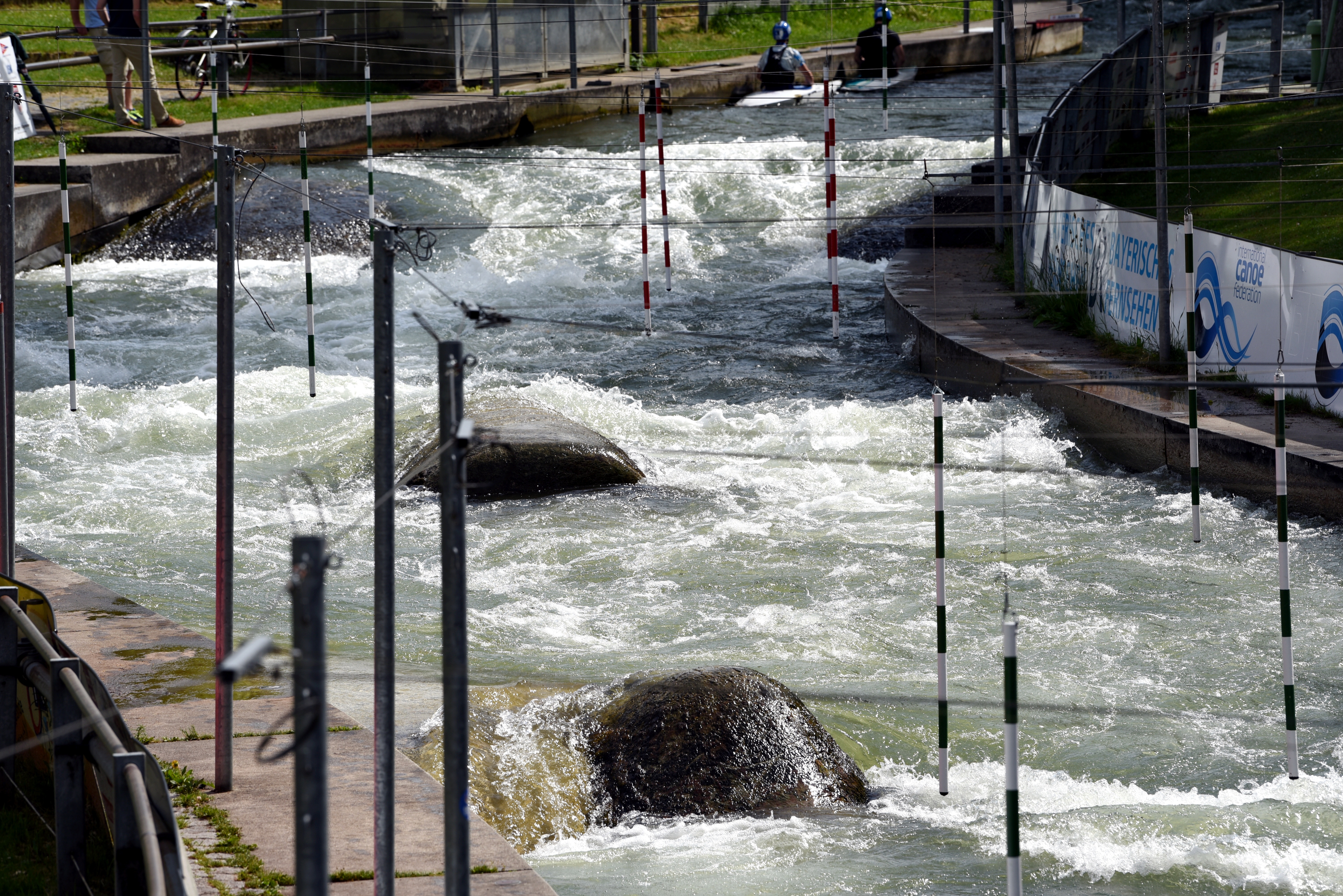 Kanustrecke am Augsburger Eiskanal mit Stangen und Hindernissen