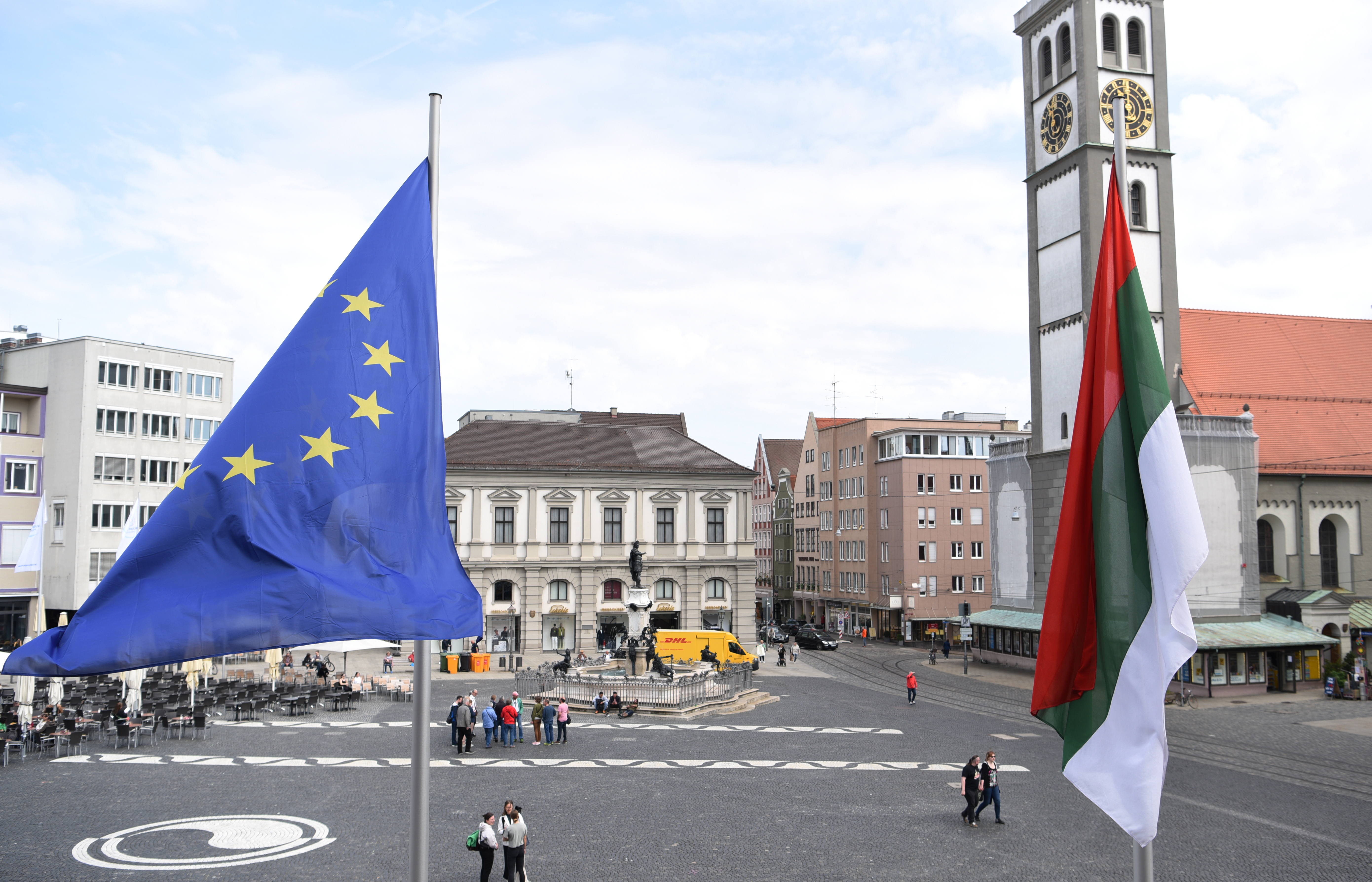 Europäische und Flagge in den Augsburger Stadtfarben wehen vor dem Augsburger Rathaus
