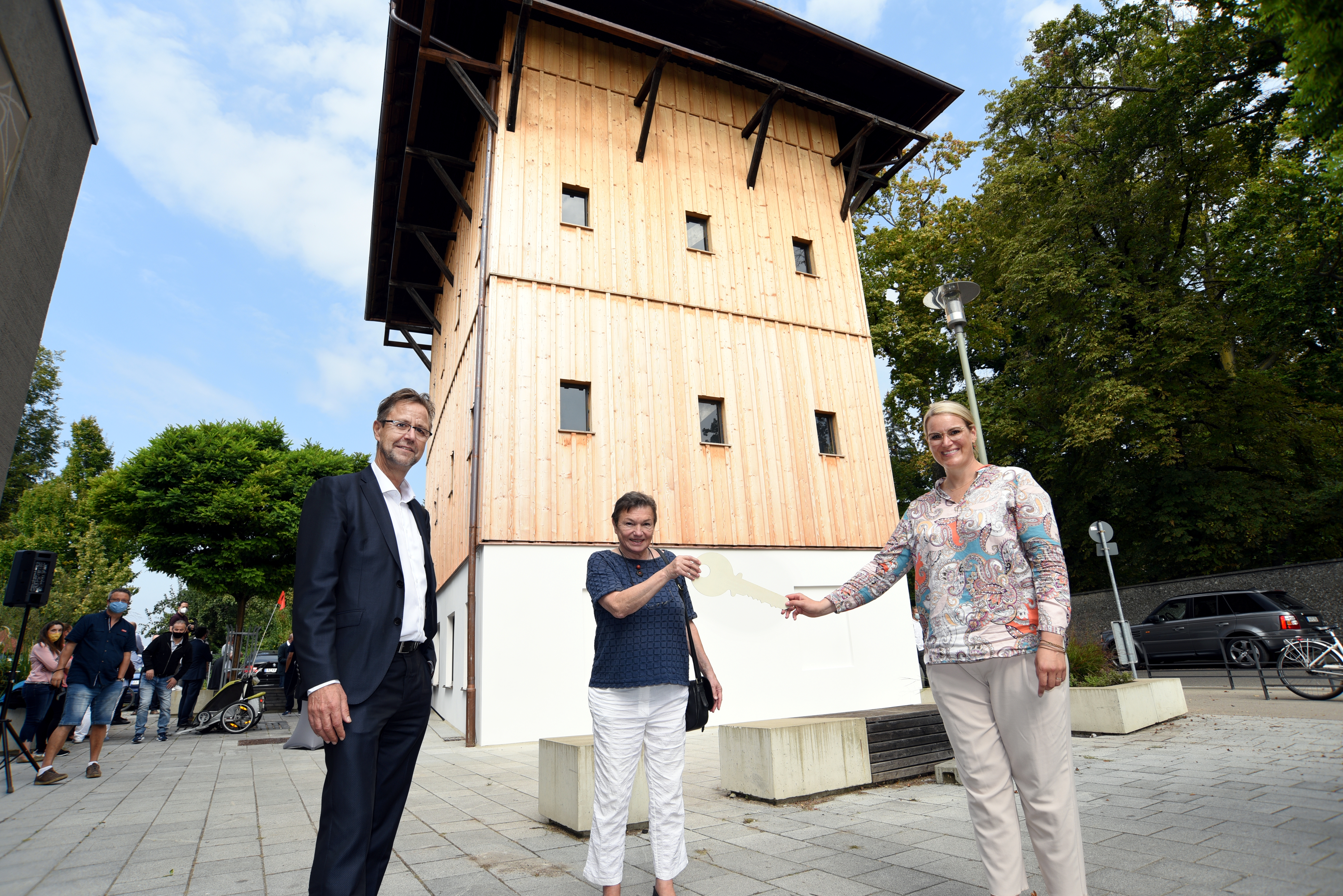 Schlüsselübergabe Färberturm. Foto: Ruth Plössel/Stadt Augsburg