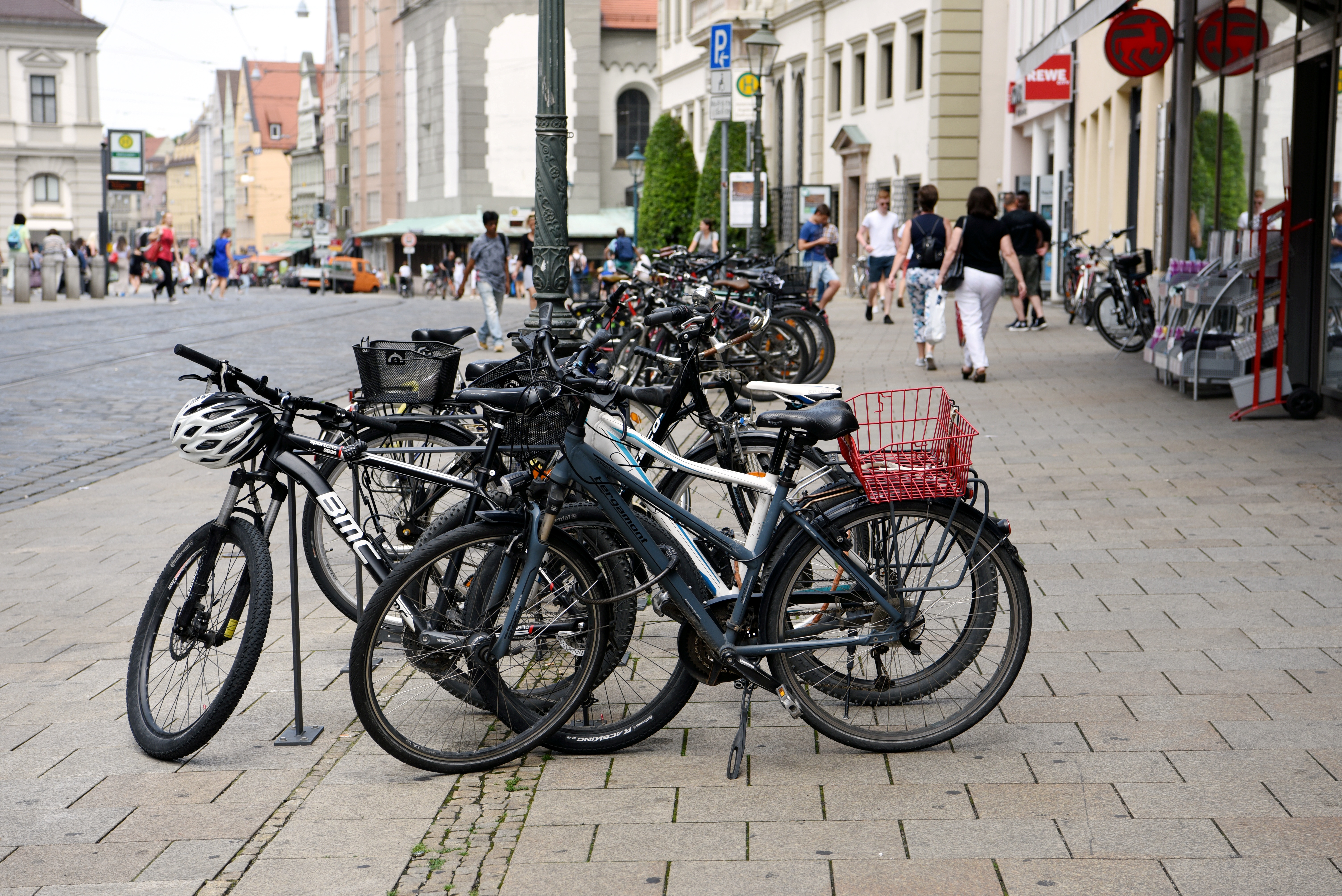 Viele Fahrräder sind in der Maximilianstraße abgestellt.