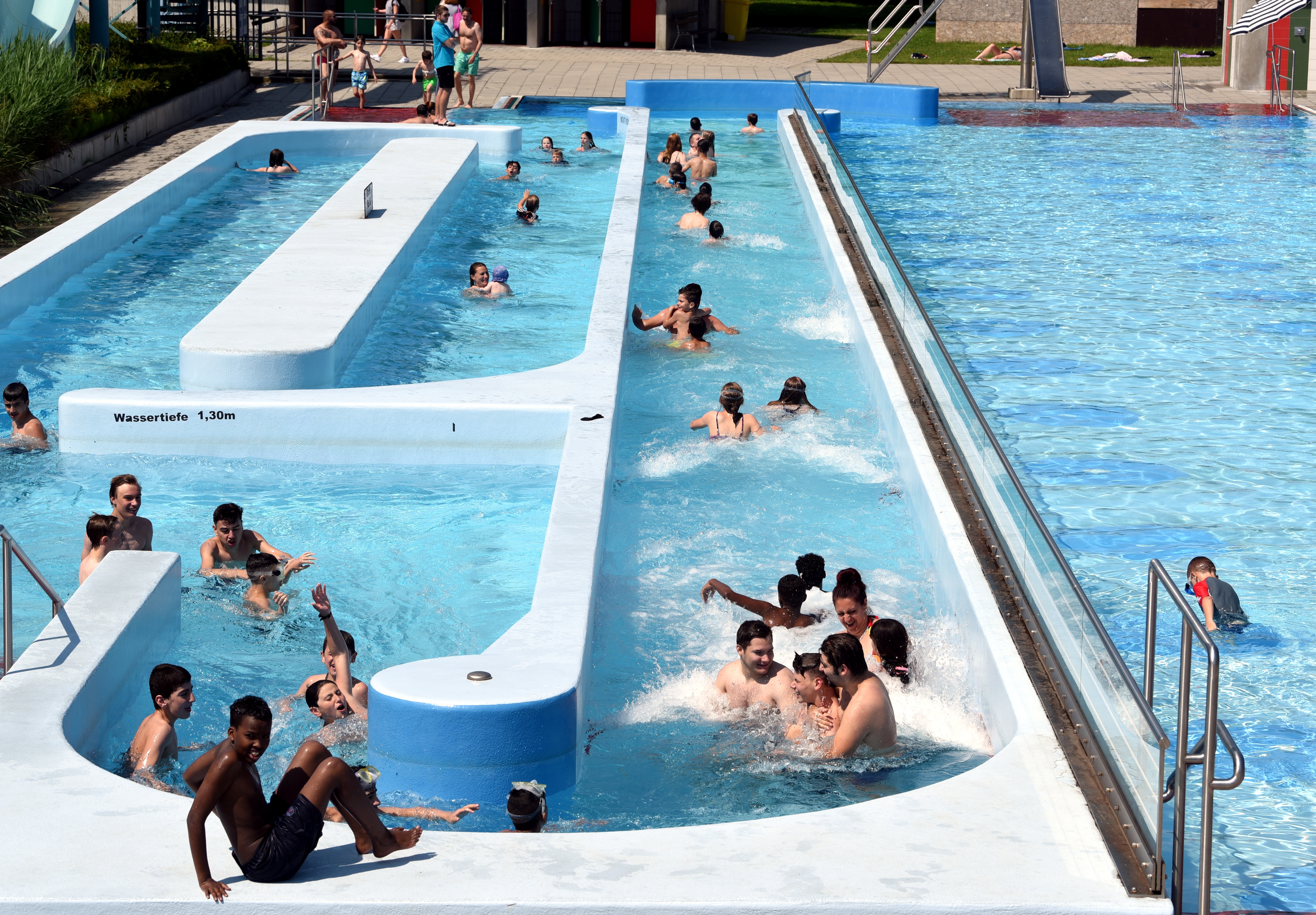 Viele Kinder und Jugendliche in einem Schwimmbad