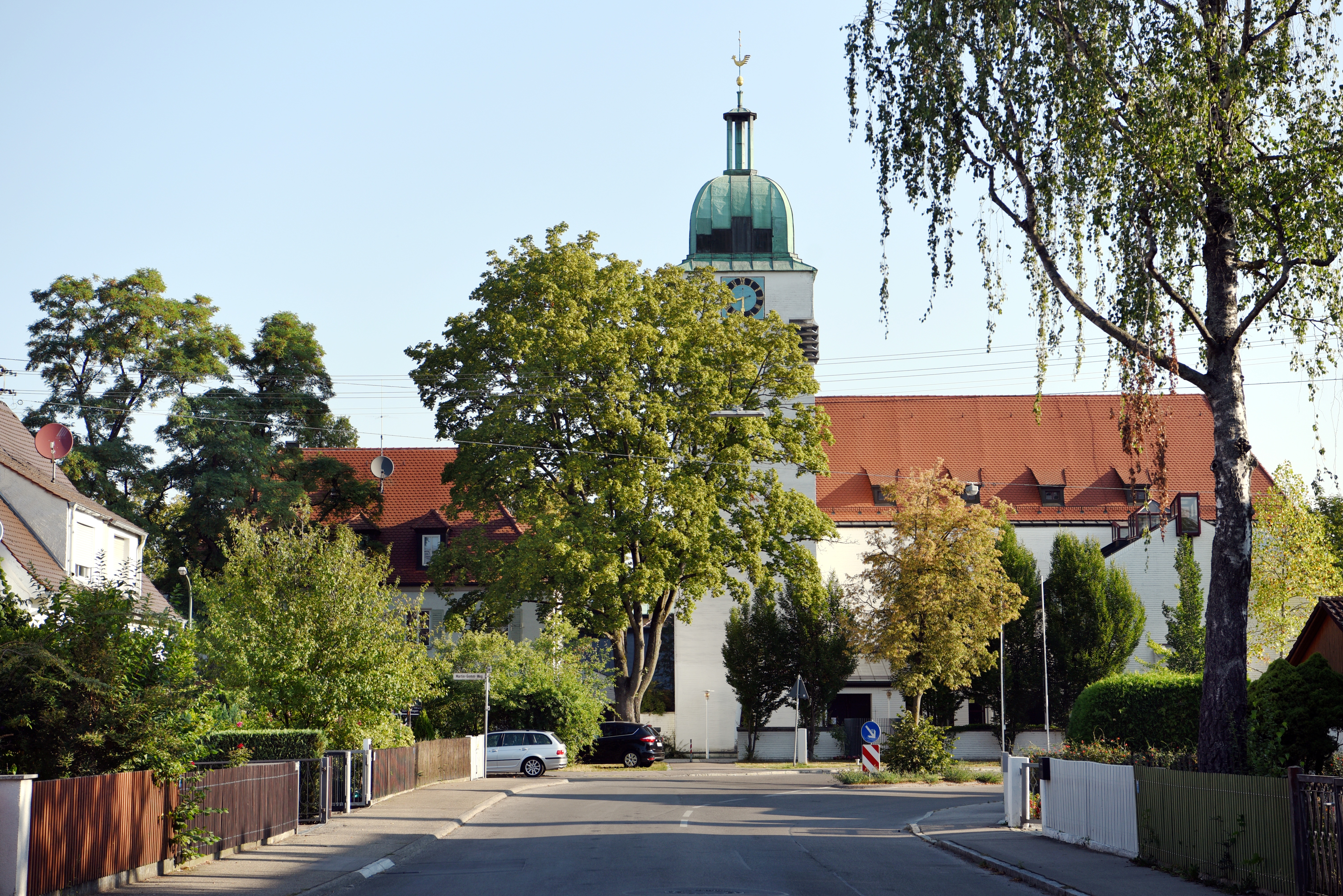 Eine Straße führt auf eine Kirche zu. 