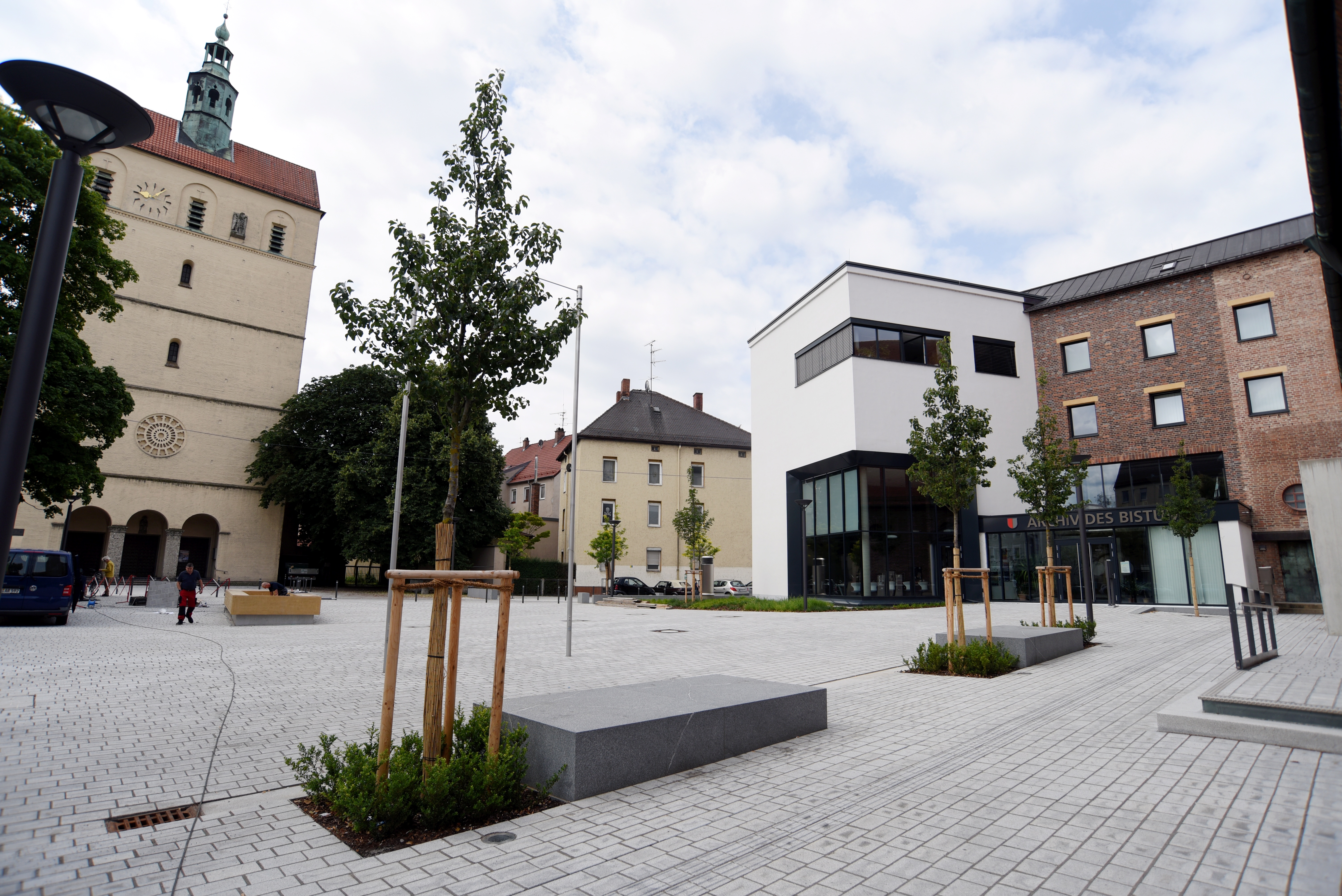 Ein Platz mit einer Kirche und weiteren Gebäuden