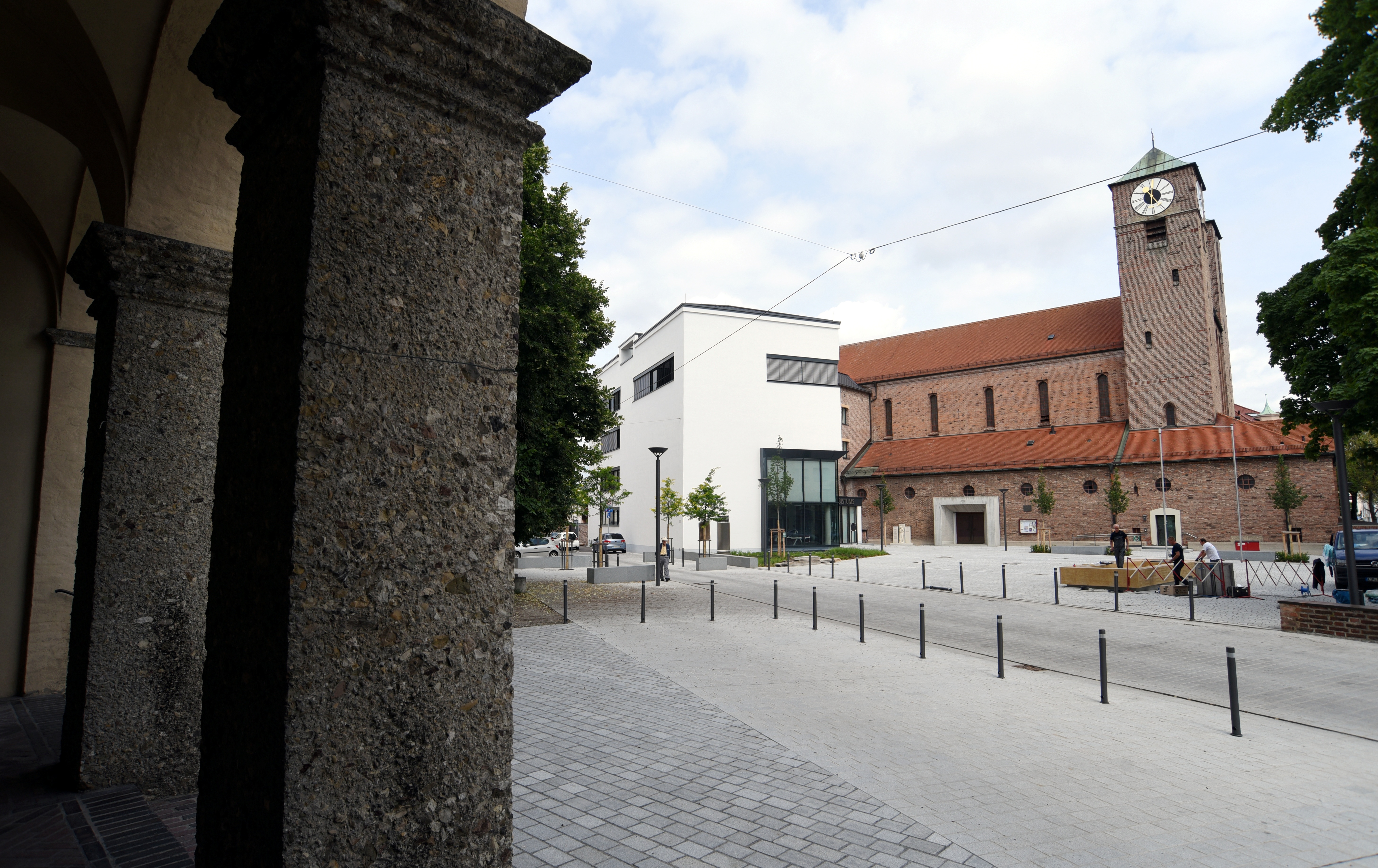 Blick auf eine Kirche über einen Platz hinweg