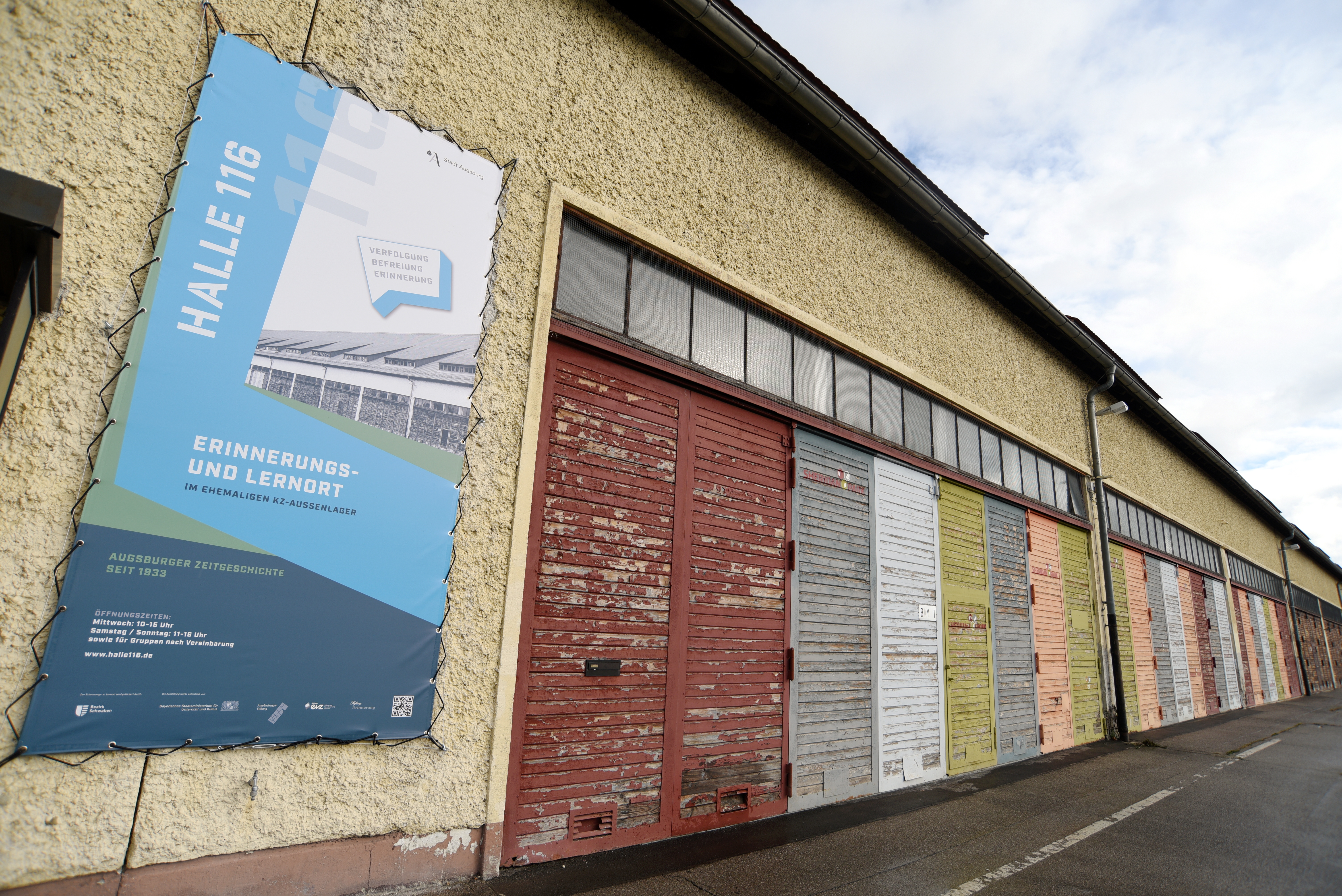 Ein langes, einstöckiges Gebäude von außen